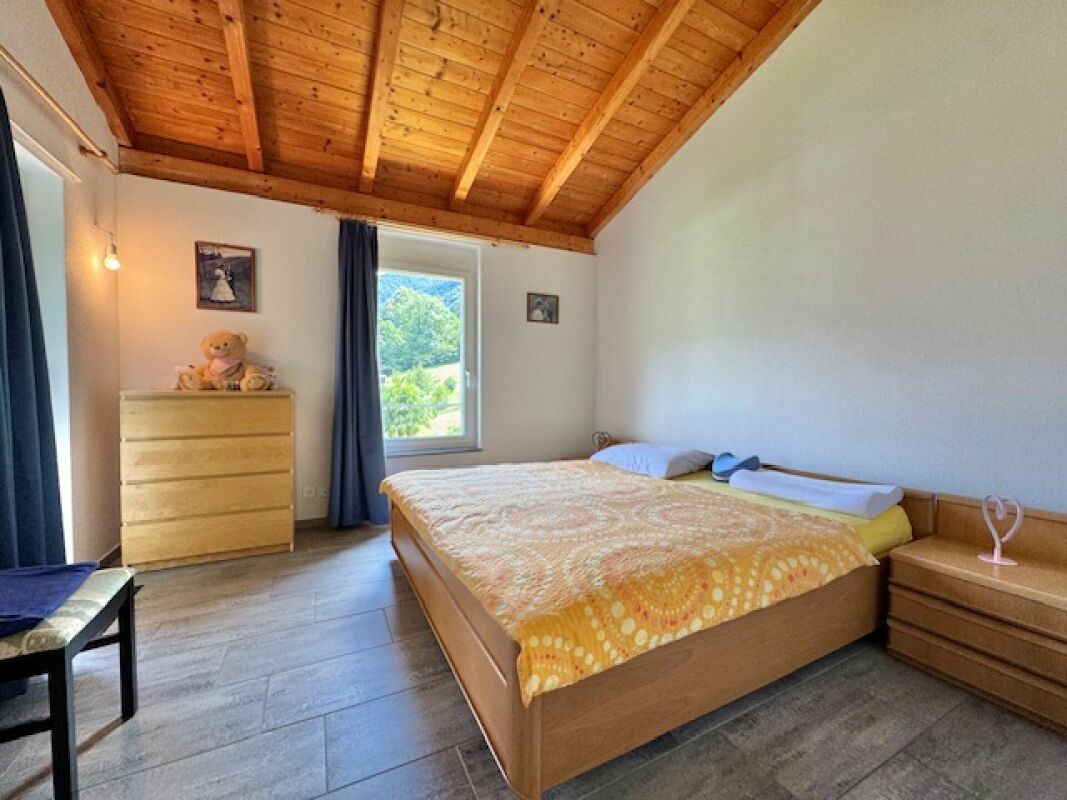 Schlafzimmer mit Holzdecke