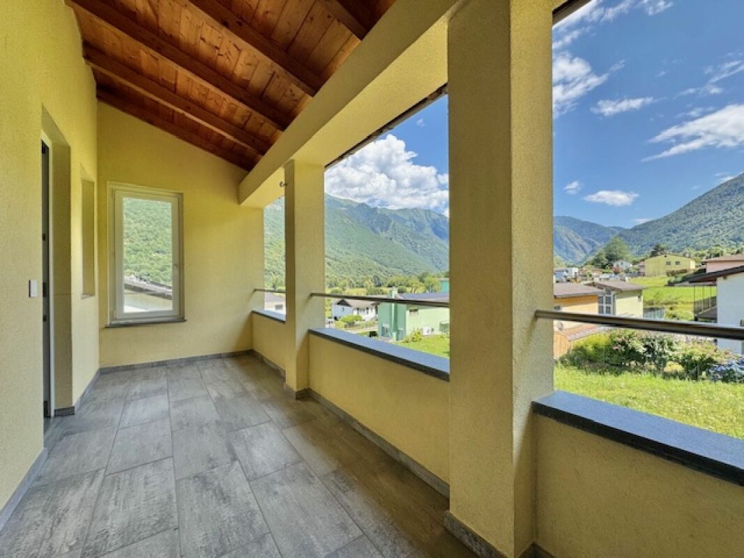 Überdachter Balkon mit Bergblick