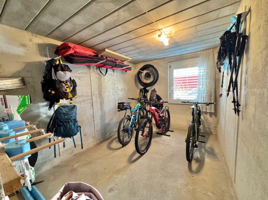 Kellerraum mit Fahrrad- und Sportausstattung
