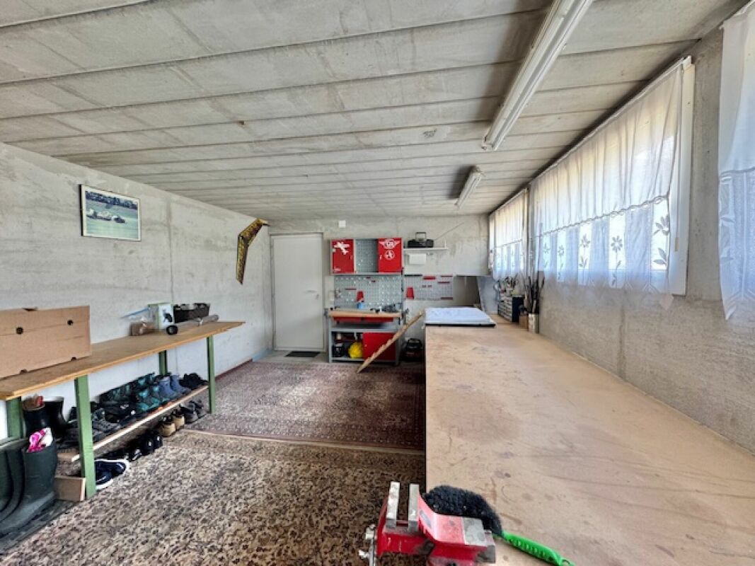 Werkstatt-/Abstellraum mit Arbeitsflächen