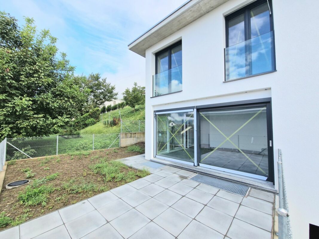 Moderne Außenansicht mit Terrasse und Garten