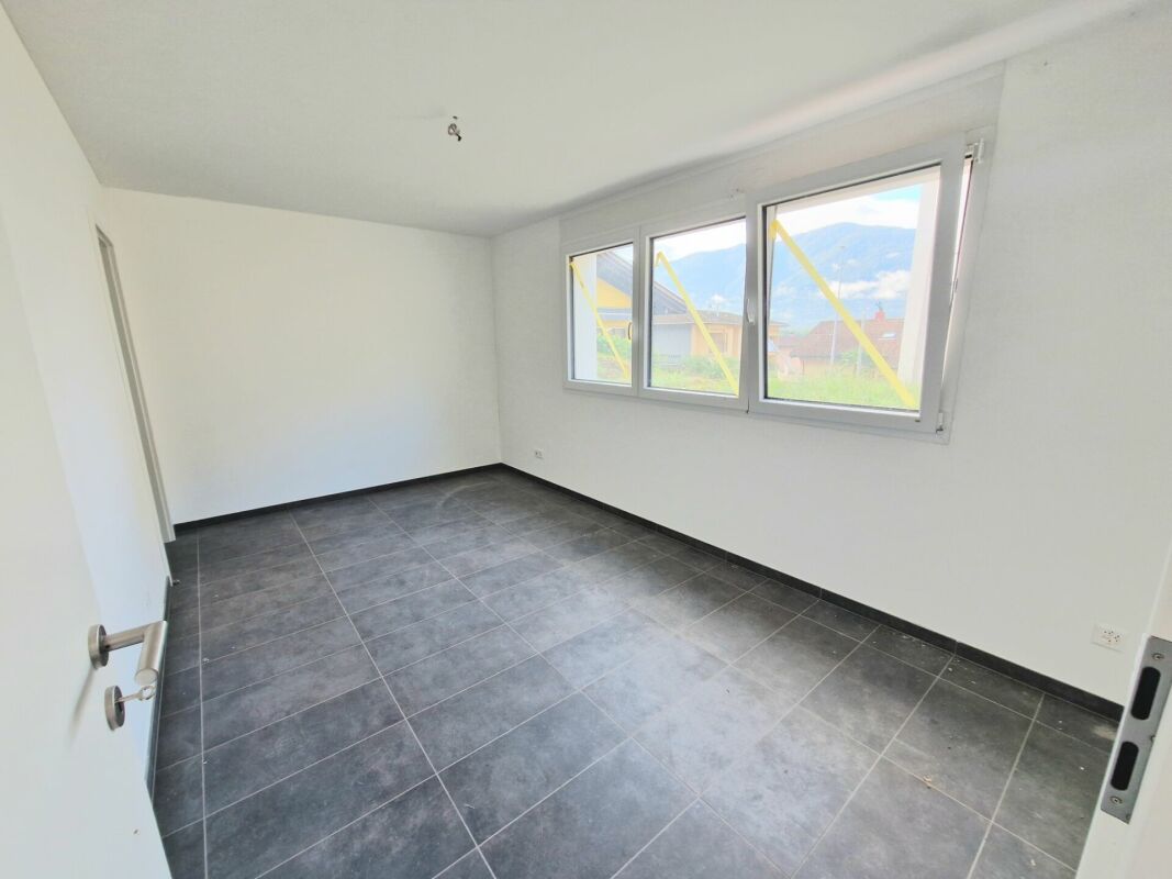 Leerer Raum mit Fliesenboden und Fenstern
