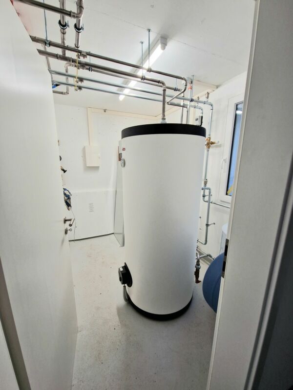 Technikraum mit Warmwasserspeicher
