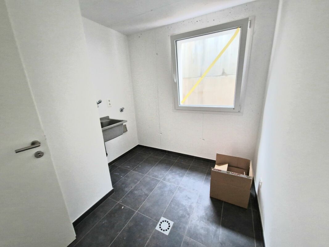 Kleiner Hauswirtschafts- bzw. Nebenraum mit Fenster