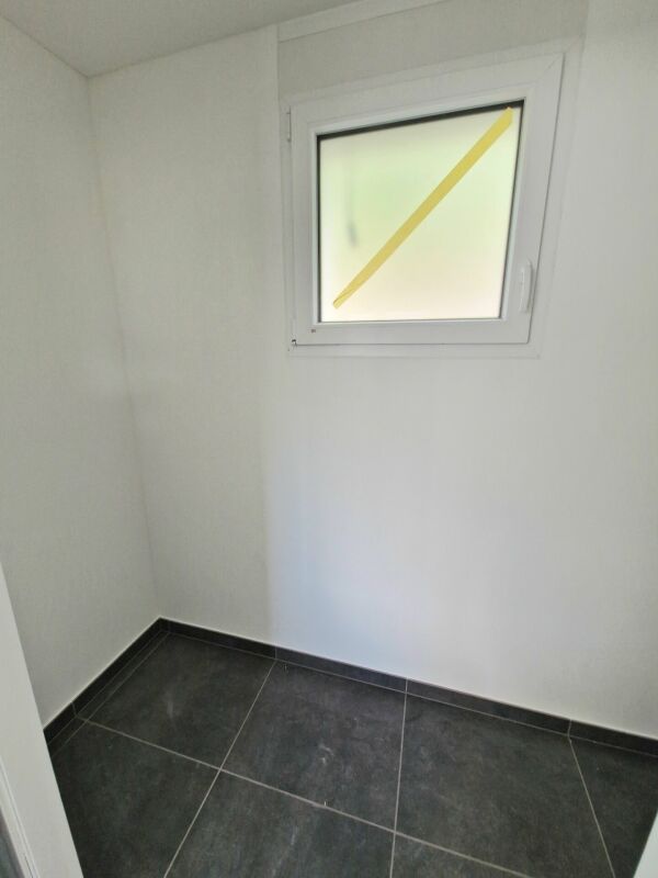 Kleiner leerer Raum mit Fenster