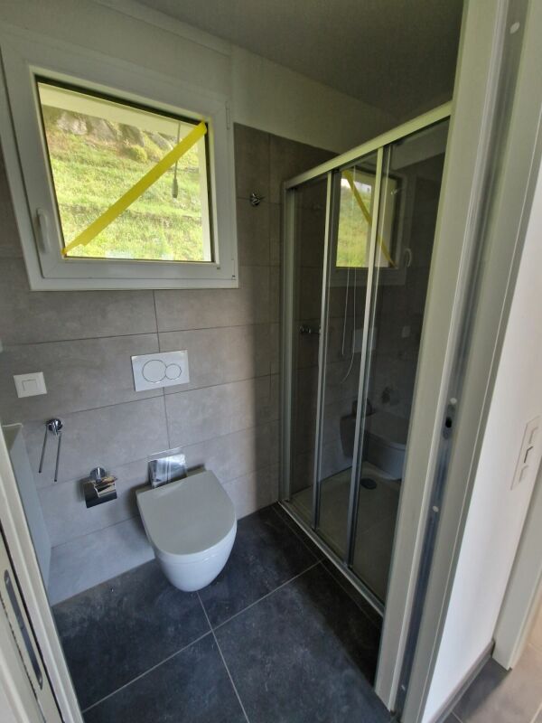 Modernes Badezimmer mit WC und Dusche