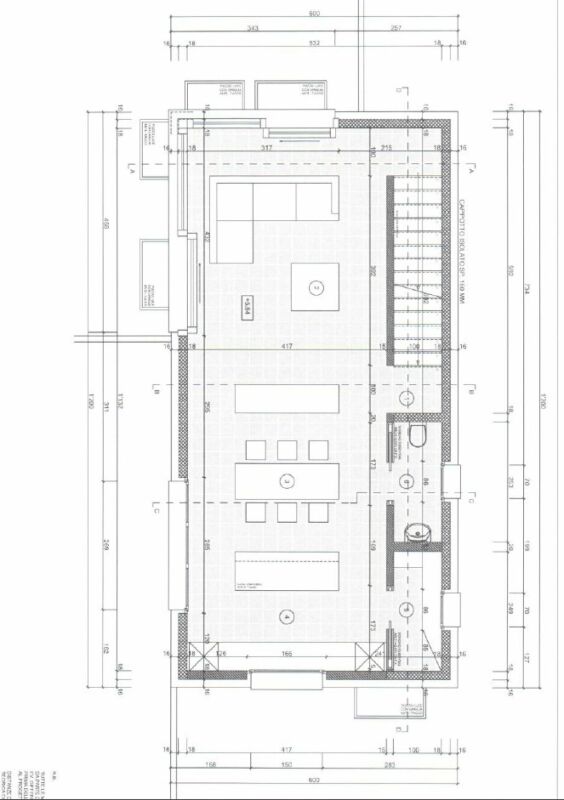 Grundriss eines Wohnbereichs mit Treppe und Nebenräumen