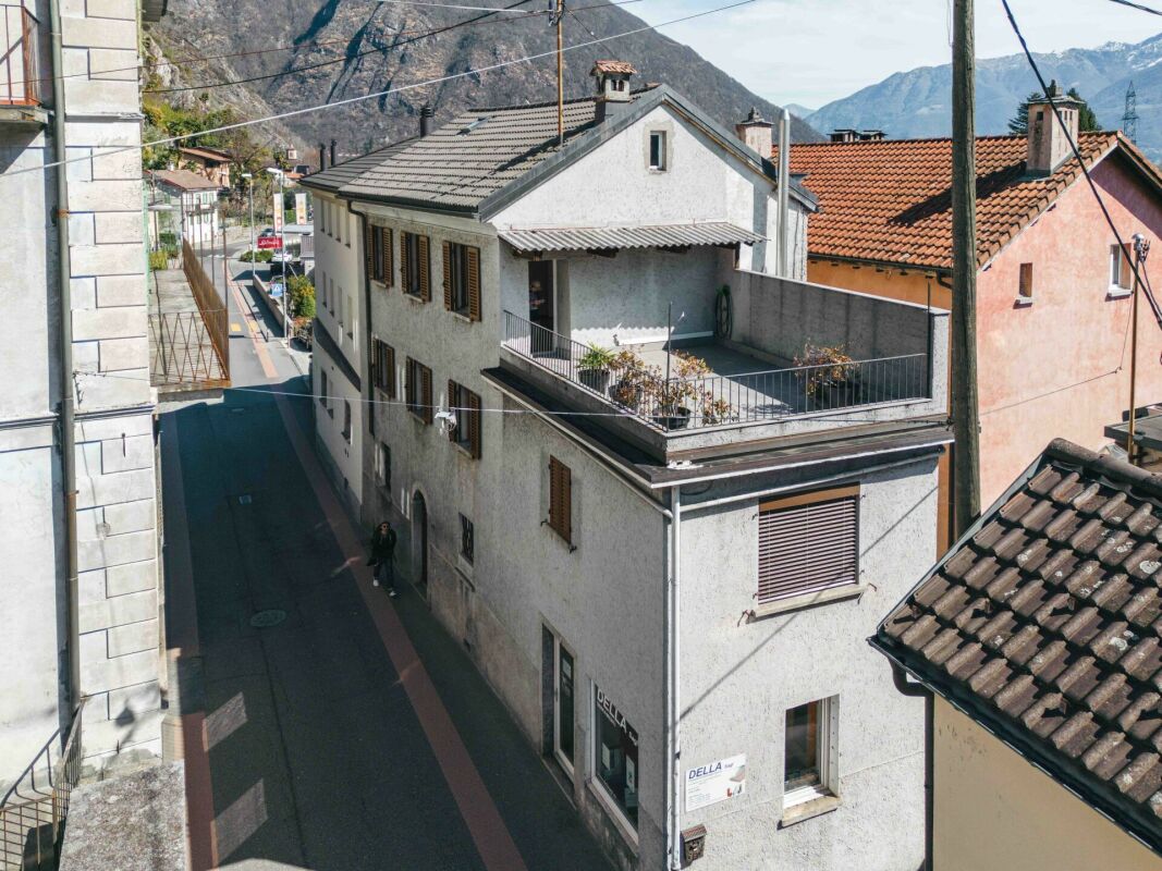 Straßenansicht eines mehrstöckigen Wohnhauses mit Dachterrasse