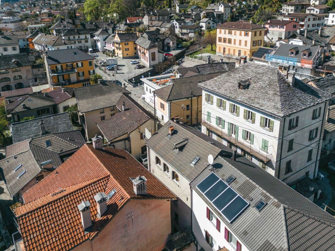 Luftaufnahme eines dicht bebauten Wohnviertels mit roten und grauen Dächern