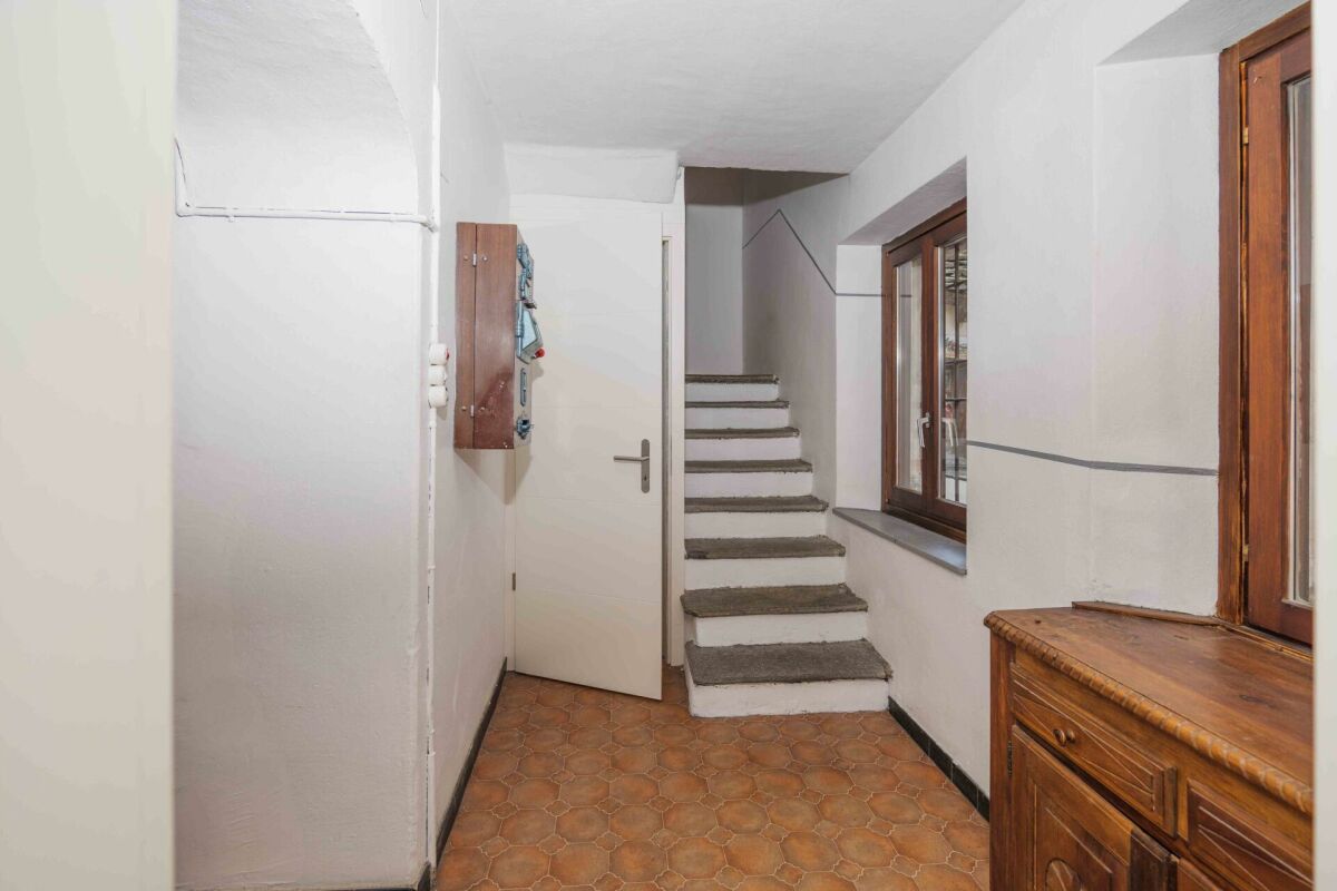 Flur mit Treppe und Holzfenstern