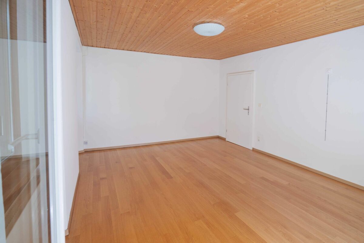 Heller leerer Raum mit Holzdecke