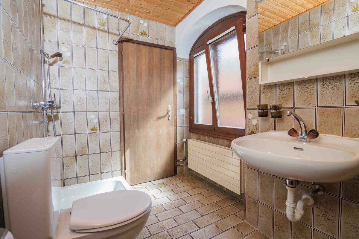 Badezimmer mit Dusche und Waschbecken