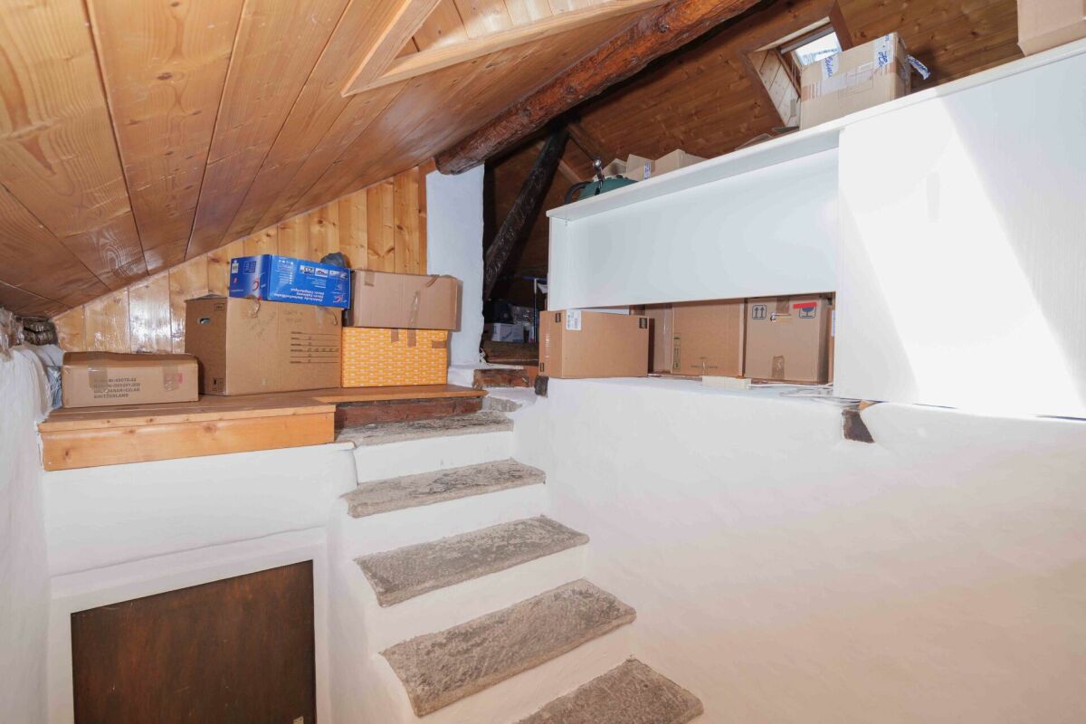 Dachboden mit Treppe und Lagerbereich