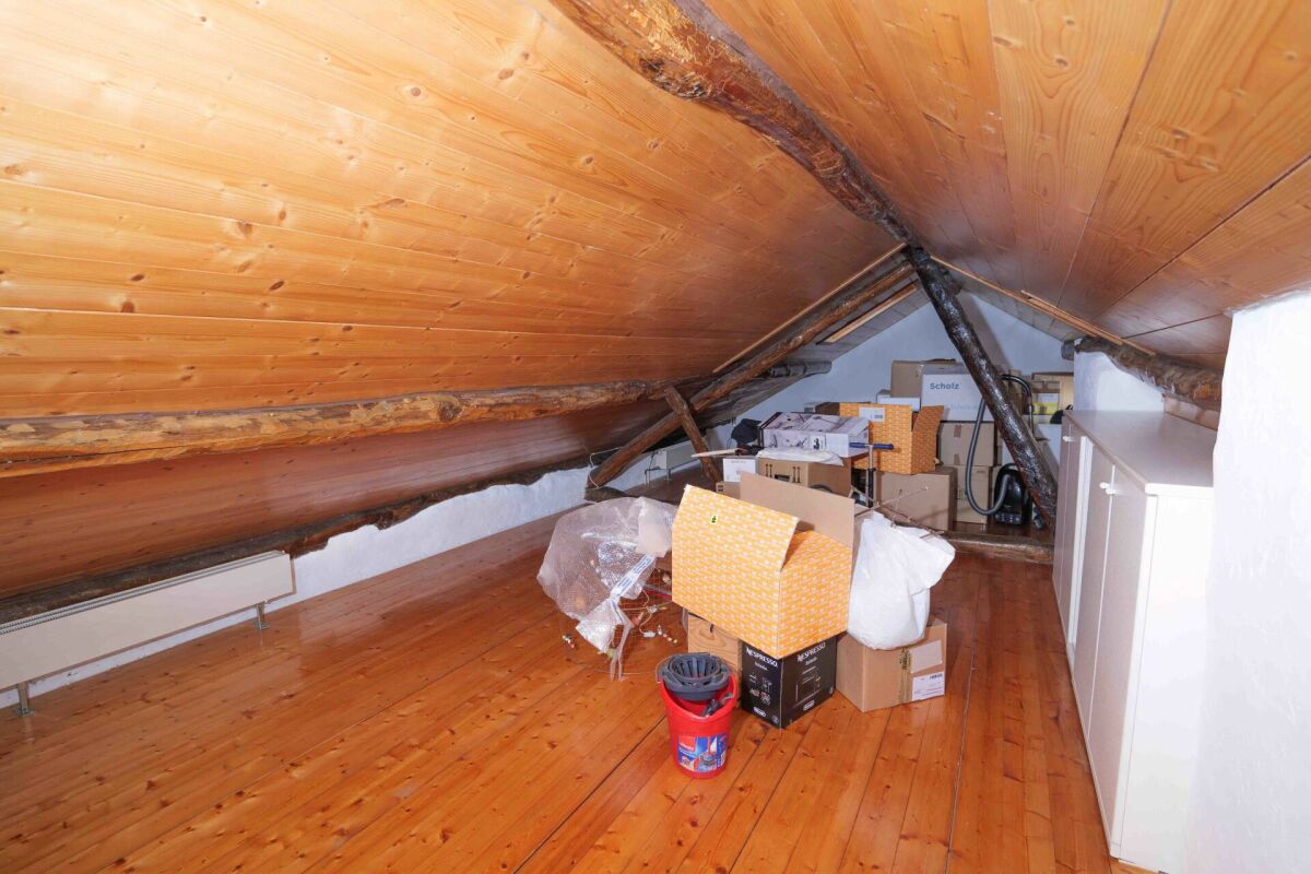 Dachboden mit Holzverkleidung und gelagerten Kartons
