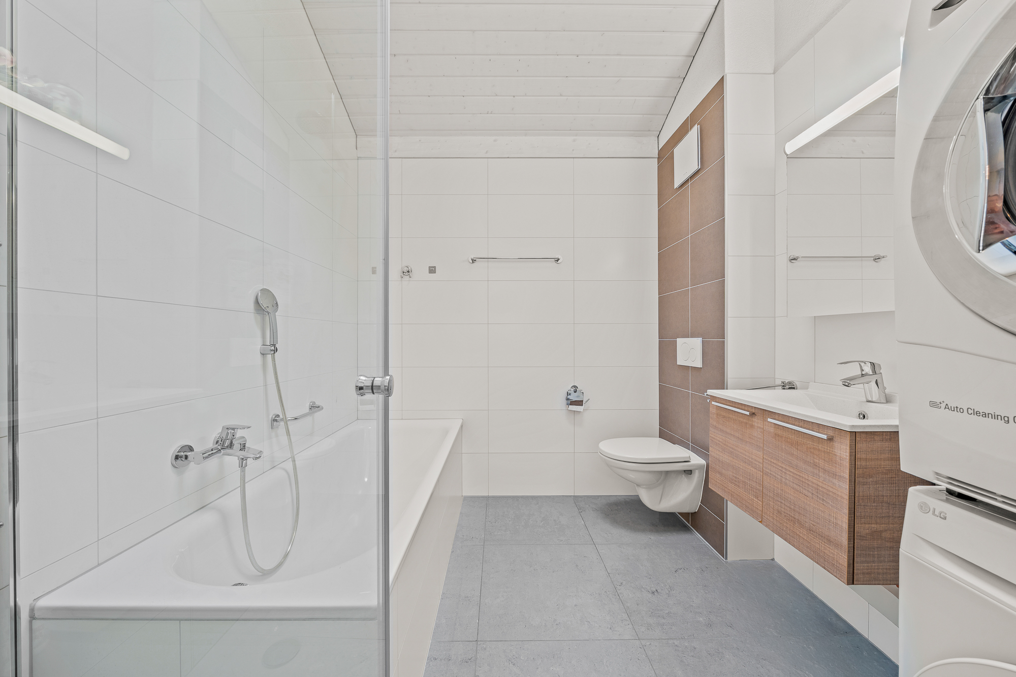 Modernes Badezimmer mit Badewanne und Waschbereich