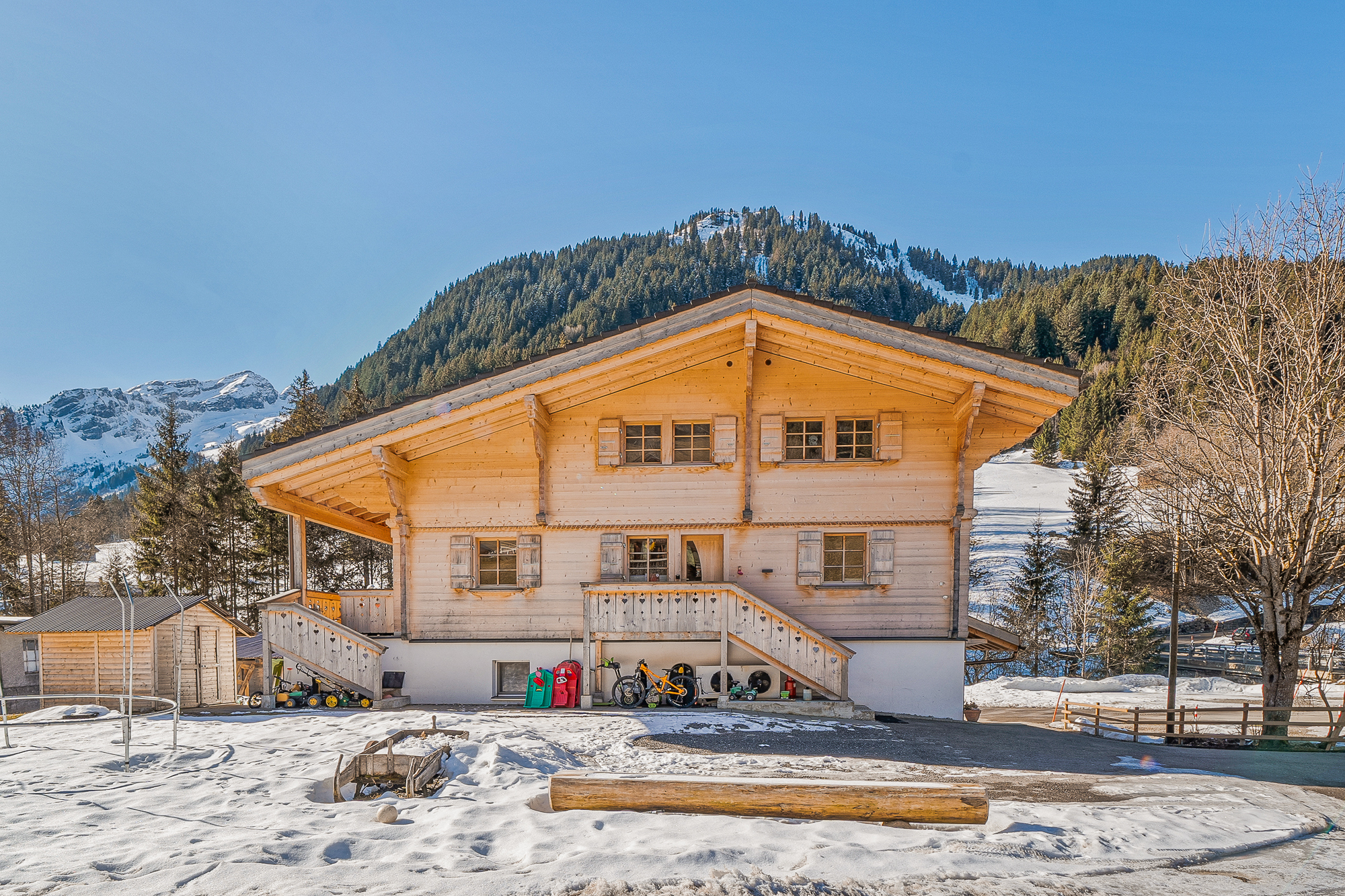 Alpenchalet in verschneiter Berglage