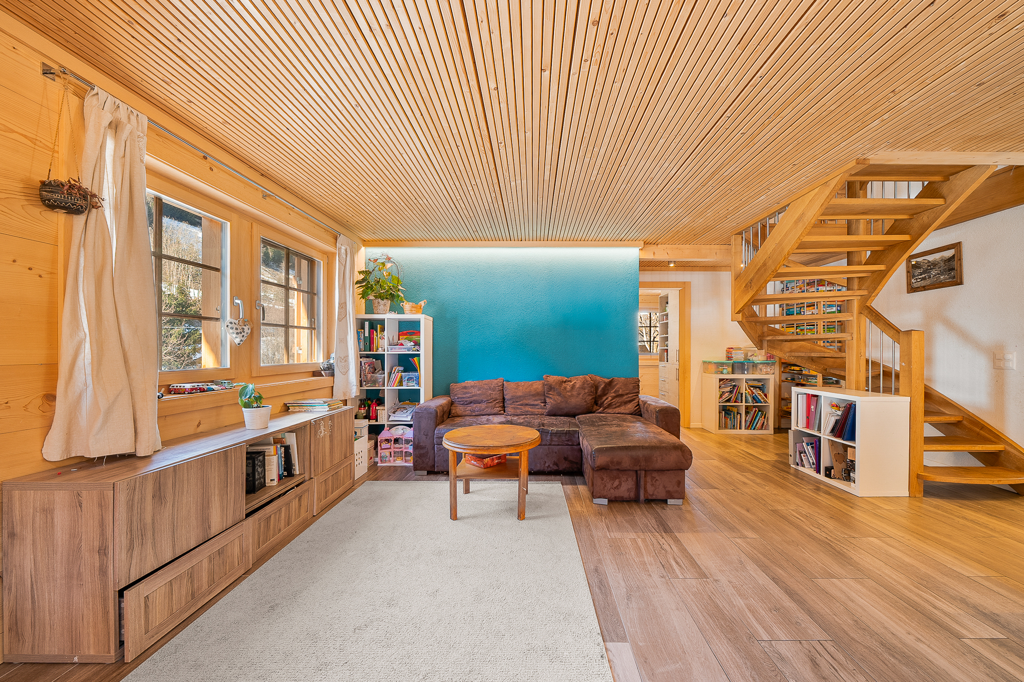 Gemütliches Wohnzimmer mit Holztreppe