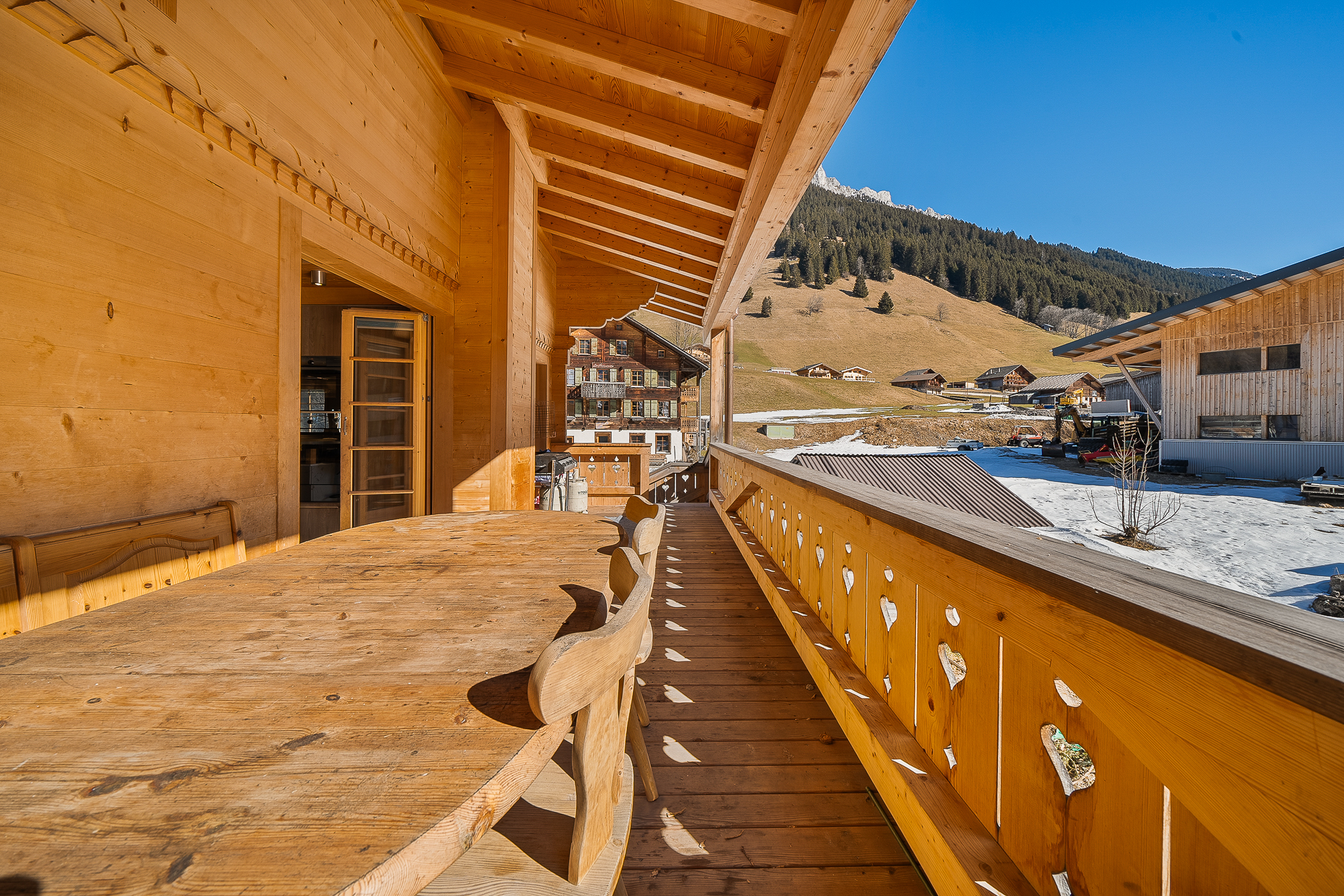 Holzbalkon mit Bergblick