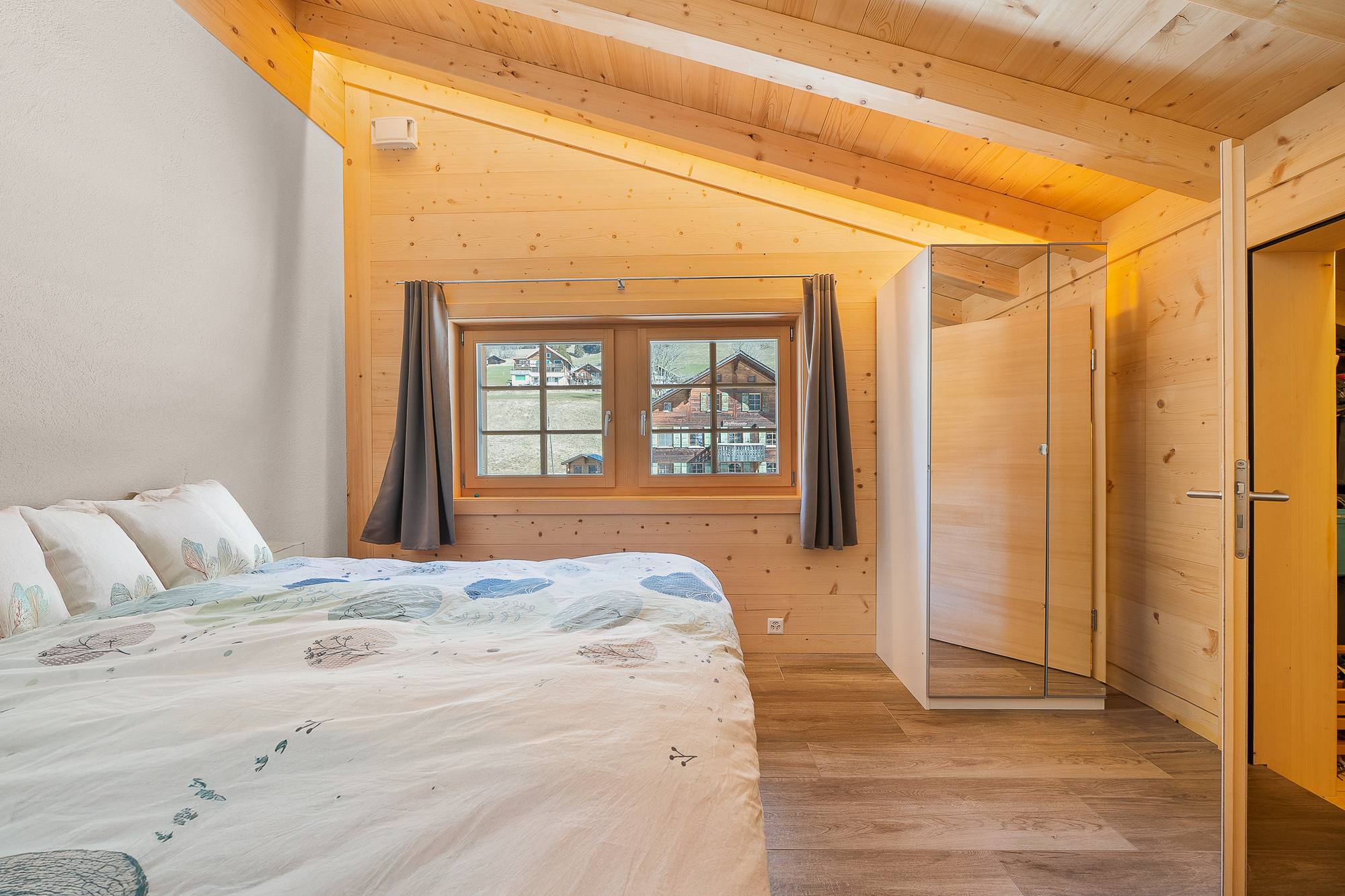 Gemütliches Dachgeschoss-Schlafzimmer mit Holzverkleidung