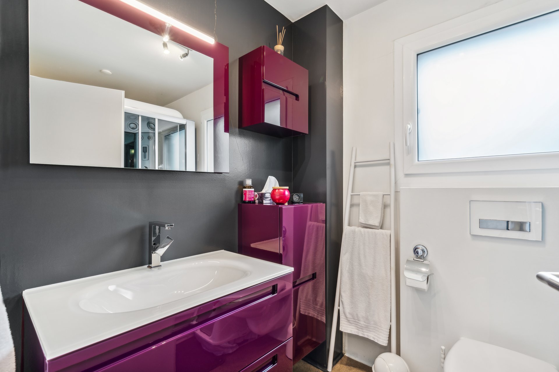 Modernes Badezimmer mit violettem Waschtisch