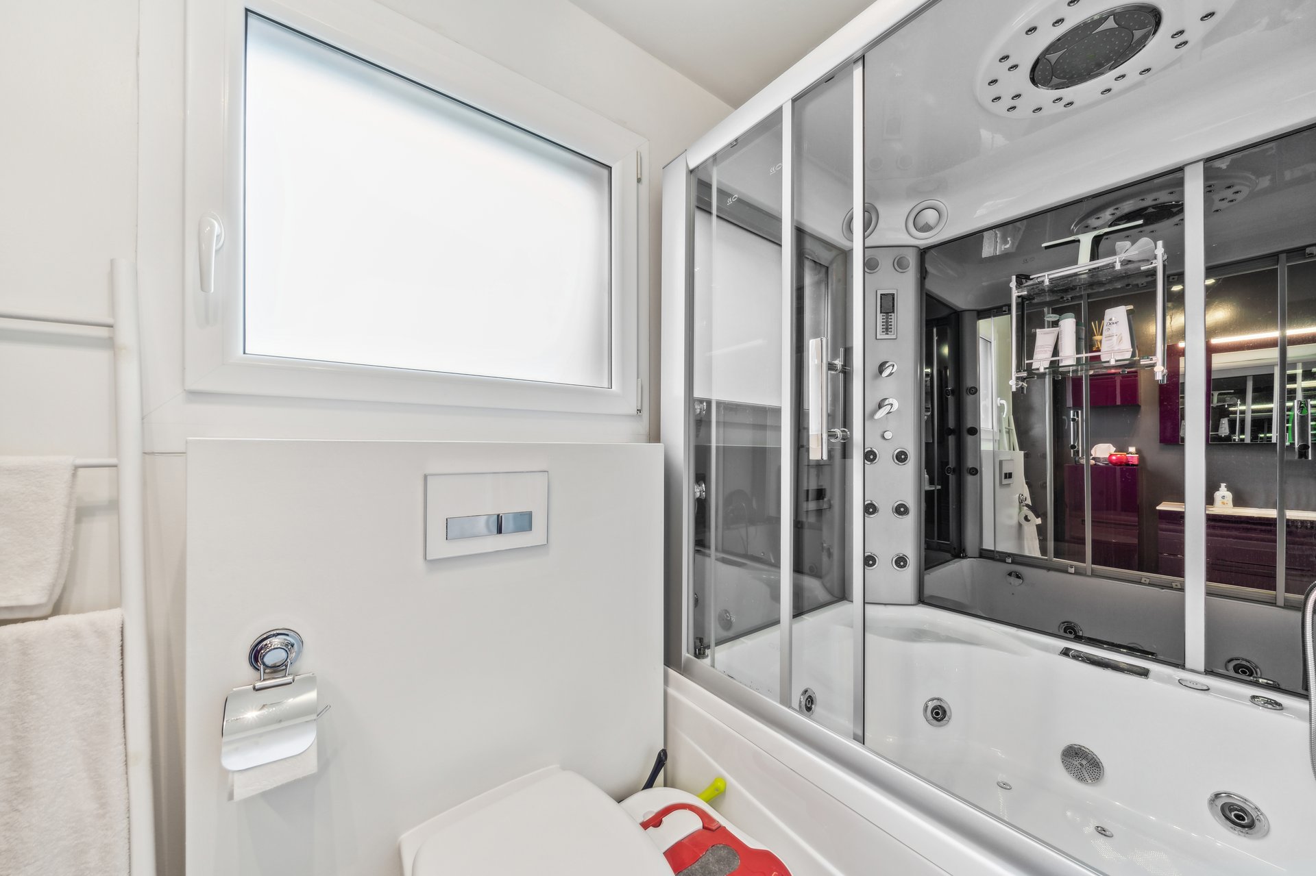 Modernes Badezimmer mit Whirlpool-Badewanne