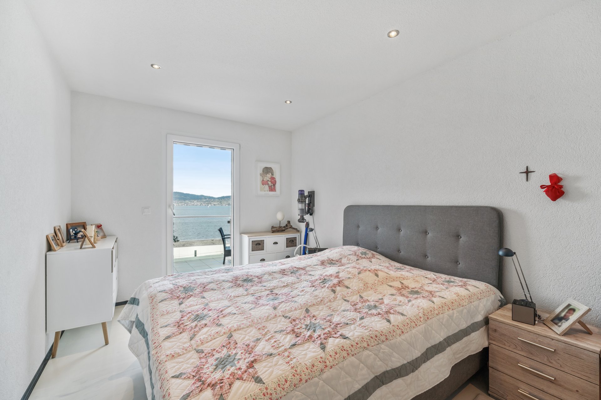 Helles Schlafzimmer mit Meerblick