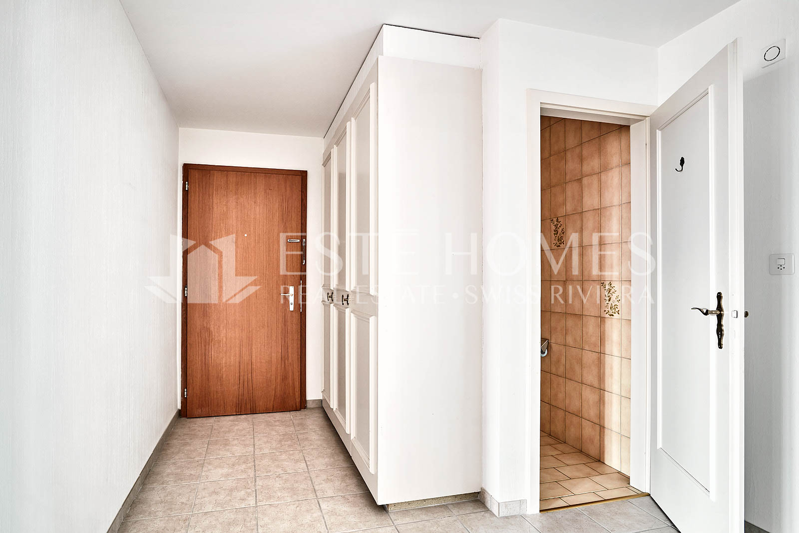 Heller Eingangsflur mit Einbauschrank