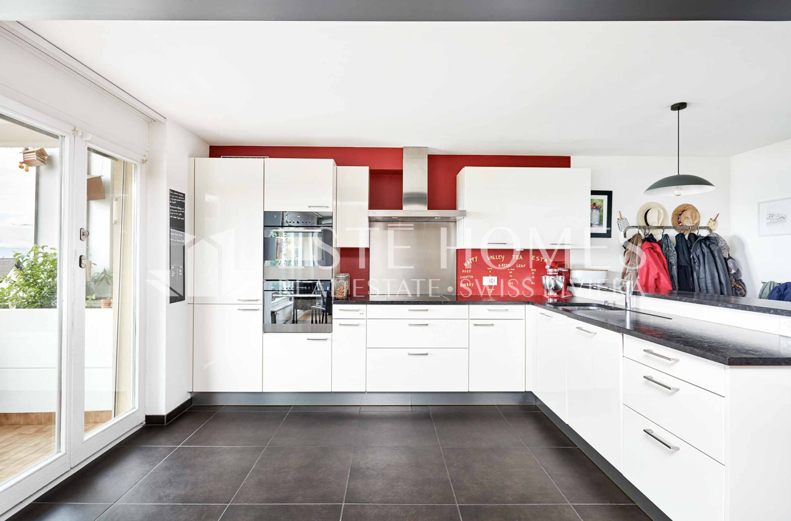 Moderne offene Küche mit roter Akzentwand