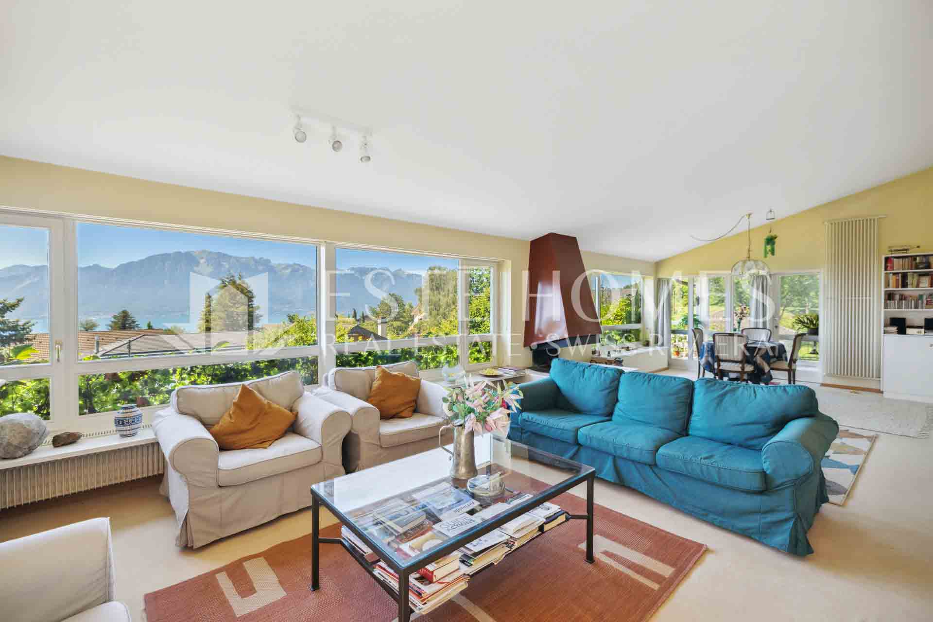 Helles Wohnzimmer mit Bergblick