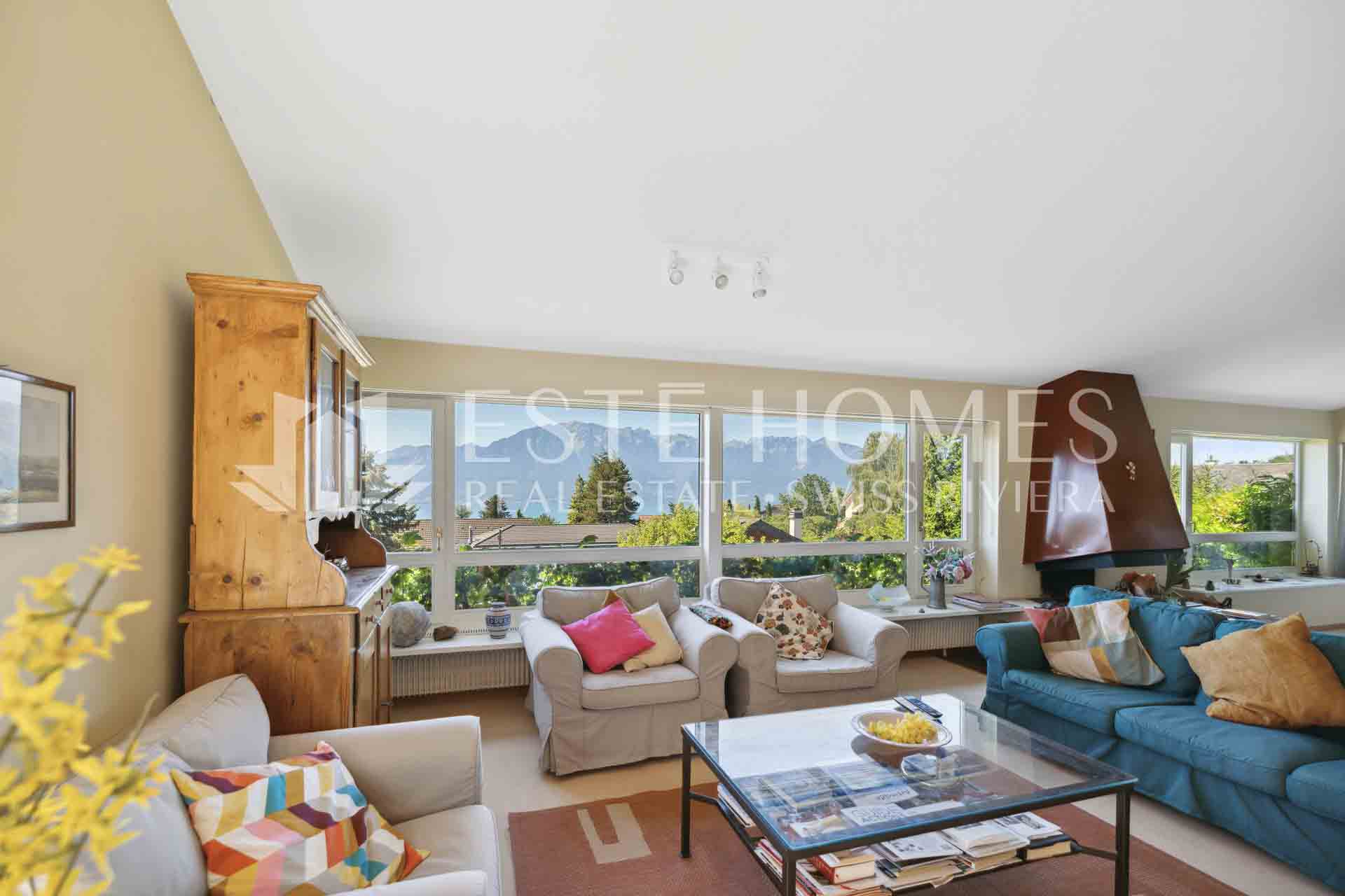 Helles Wohnzimmer mit Bergblick