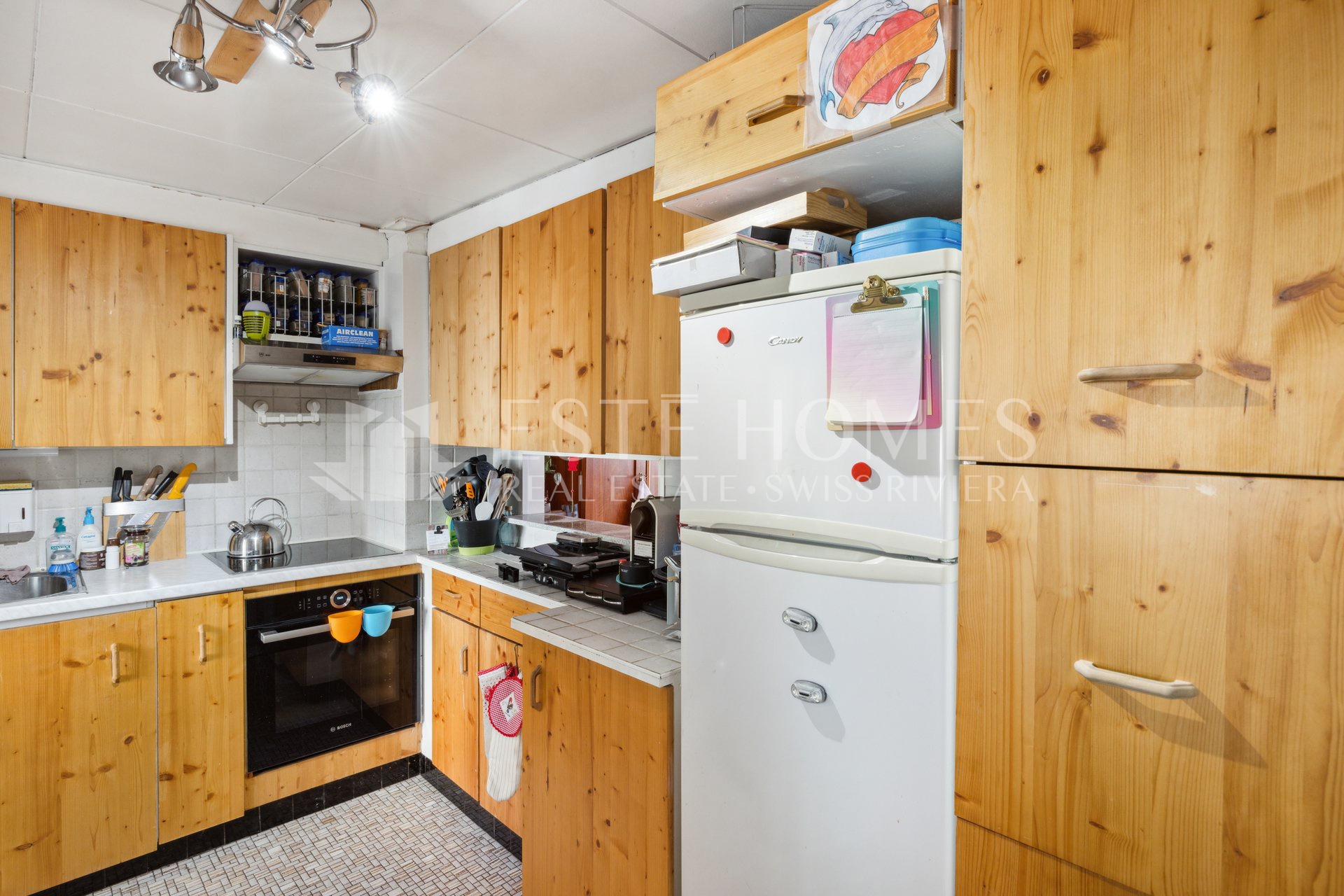 Kompakte Küche mit Holzfronten