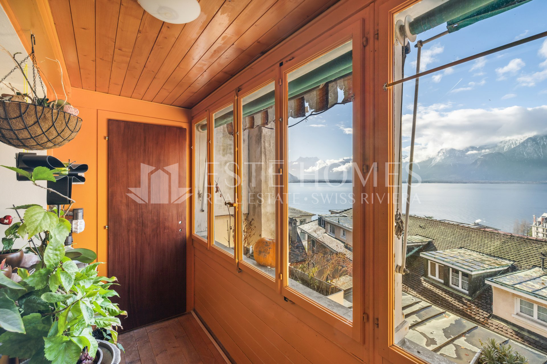 Balkon mit Seeblick und Bergen