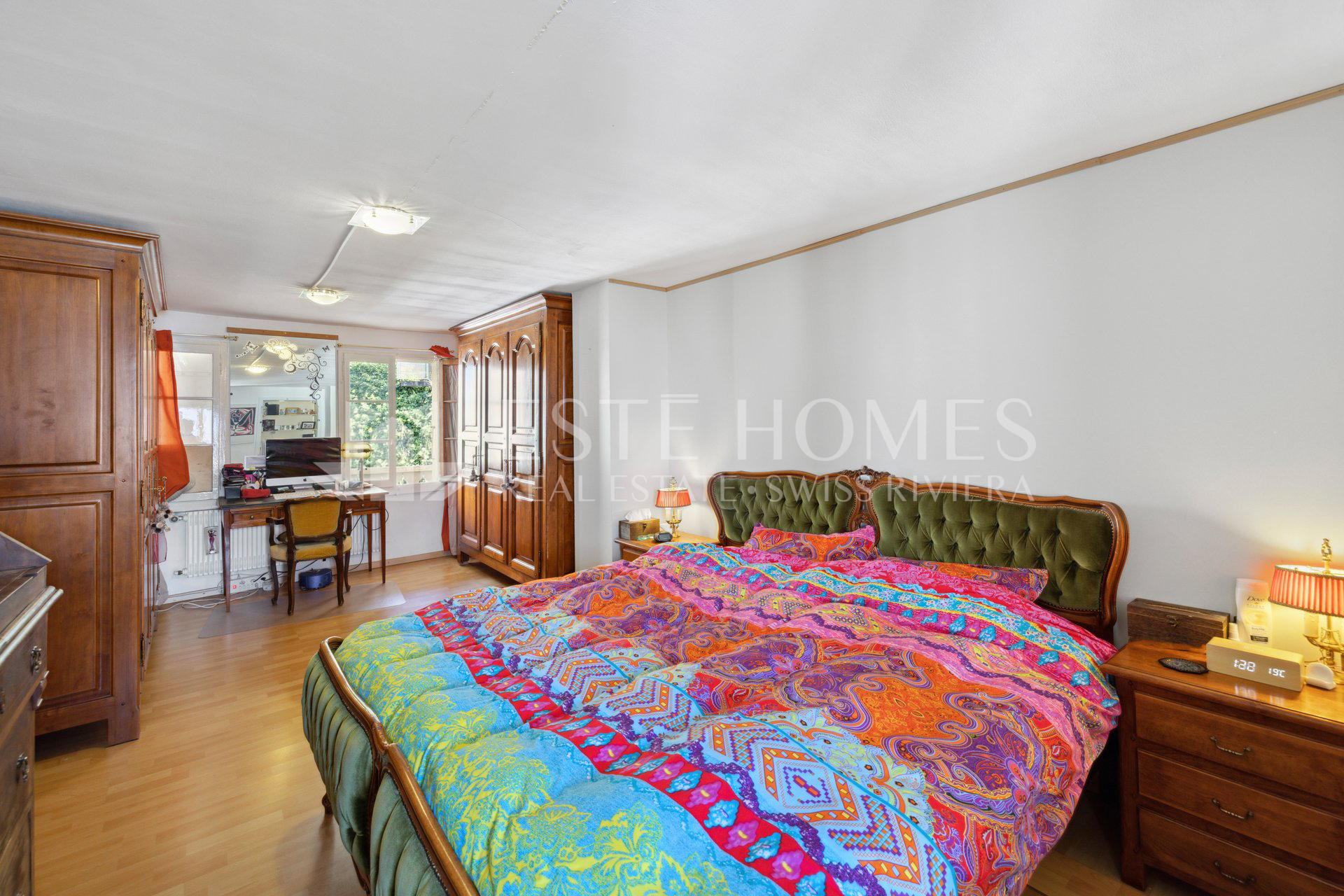 Schlafzimmer mit Holzmöbeln