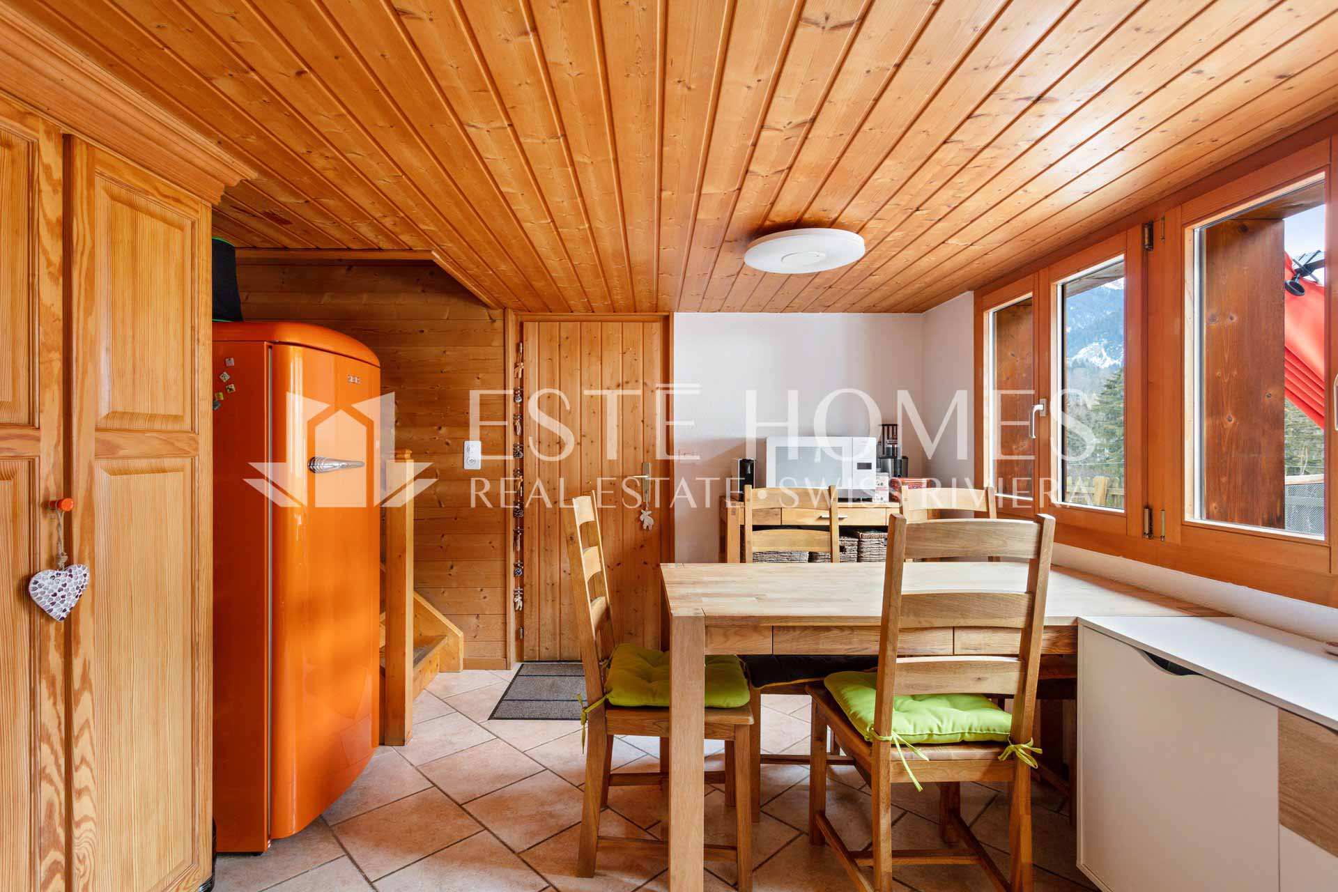 Gemütliche Holz-Küche mit Esstisch