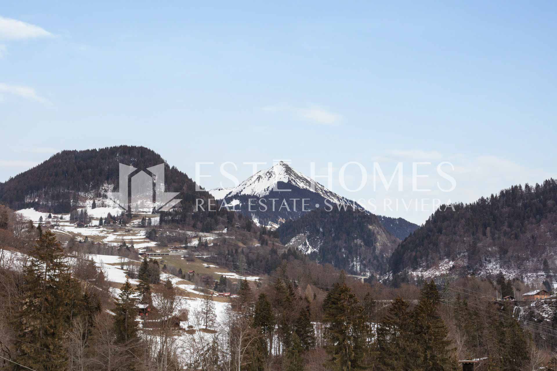 Schneebedecktes Alpenpanorama mit Berggipfeln