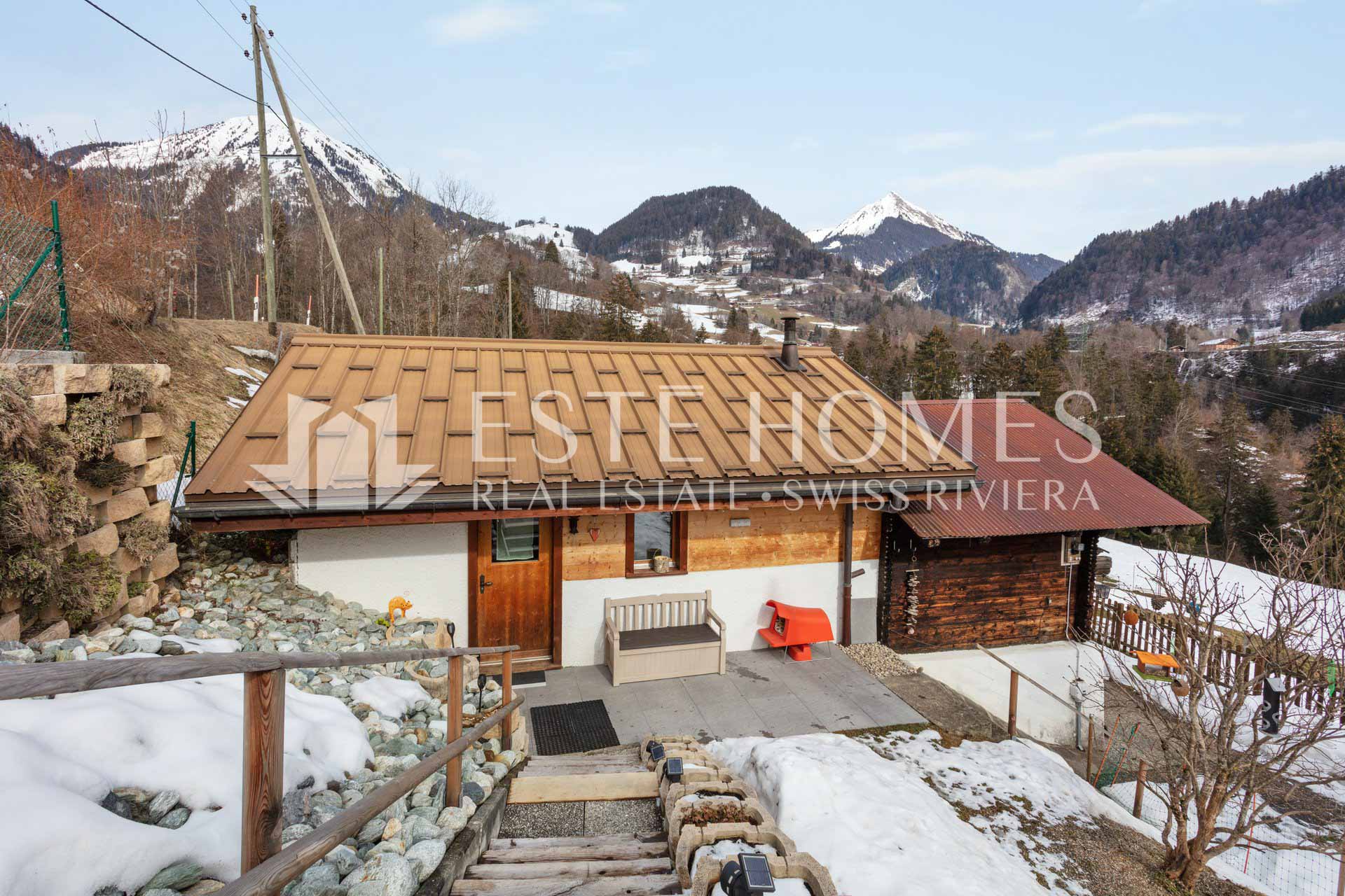 Bergchalet mit Winterlandschaft