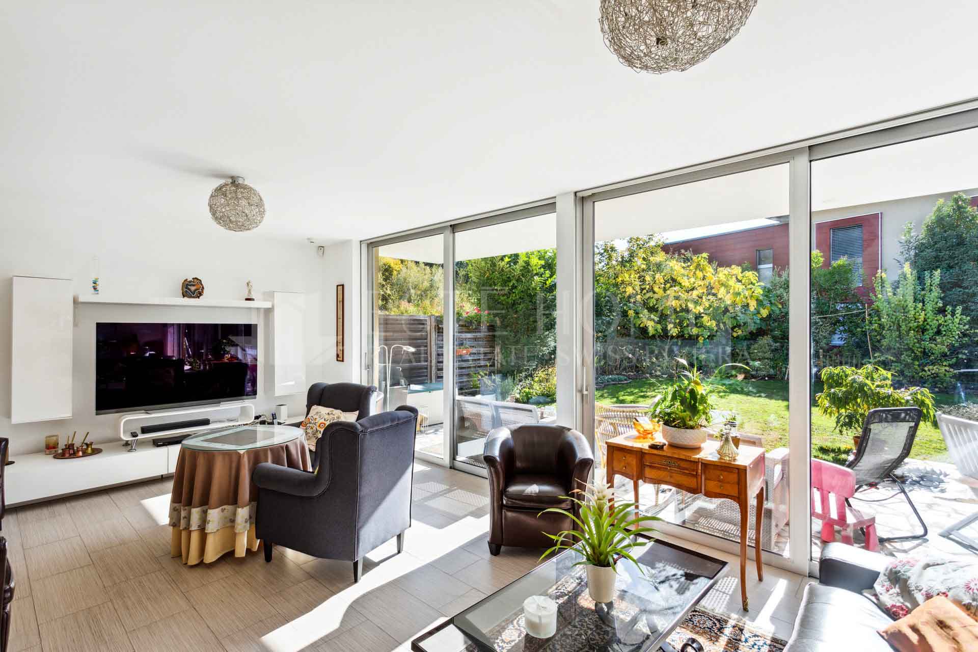 Helles Wohnzimmer mit Gartenblick