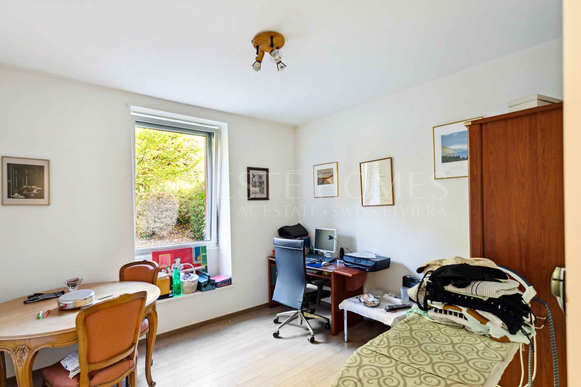 Helles Arbeitszimmer mit Möbeln