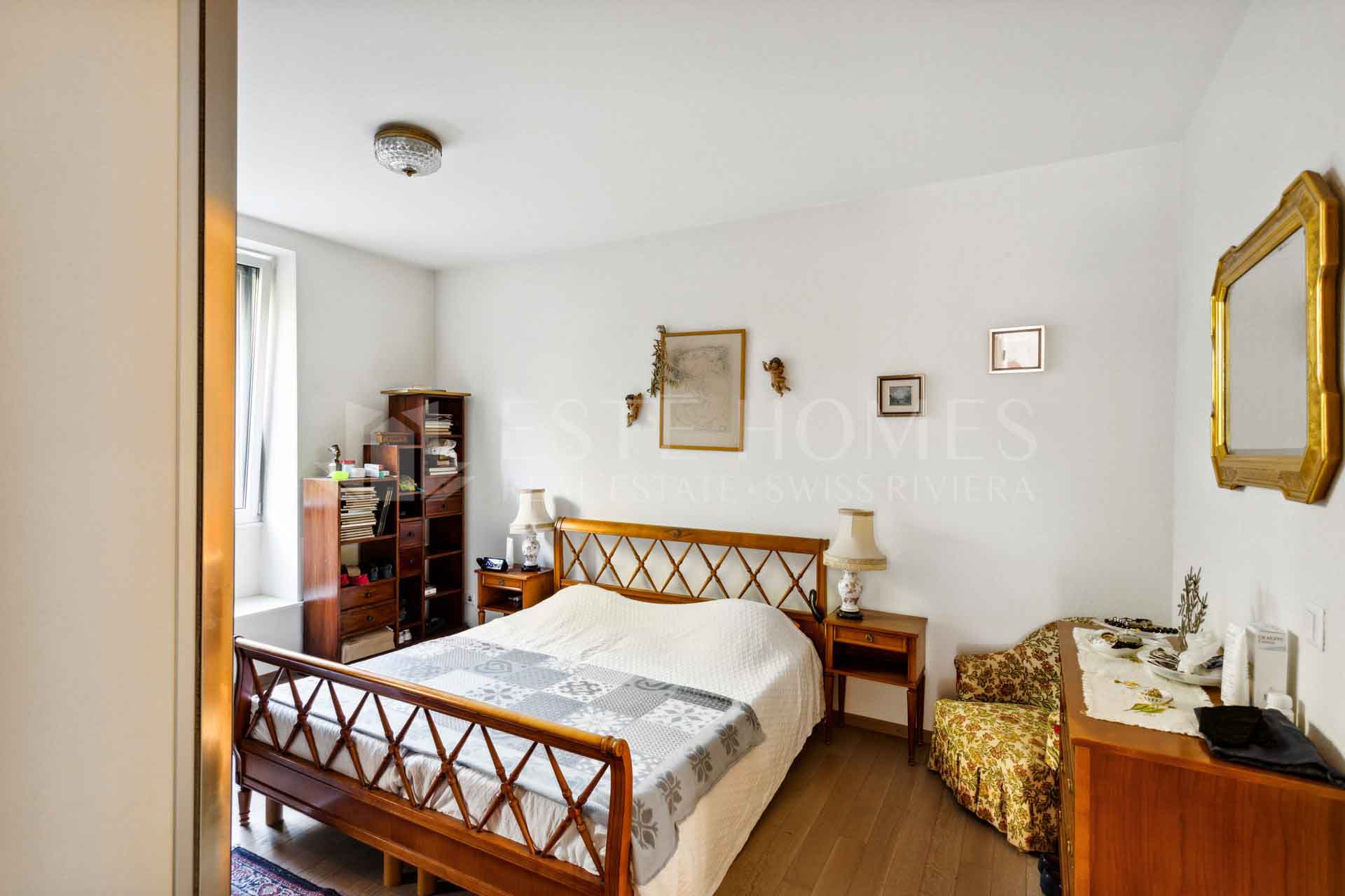 Gemütliches Schlafzimmer mit klassischer Holzmöblierung