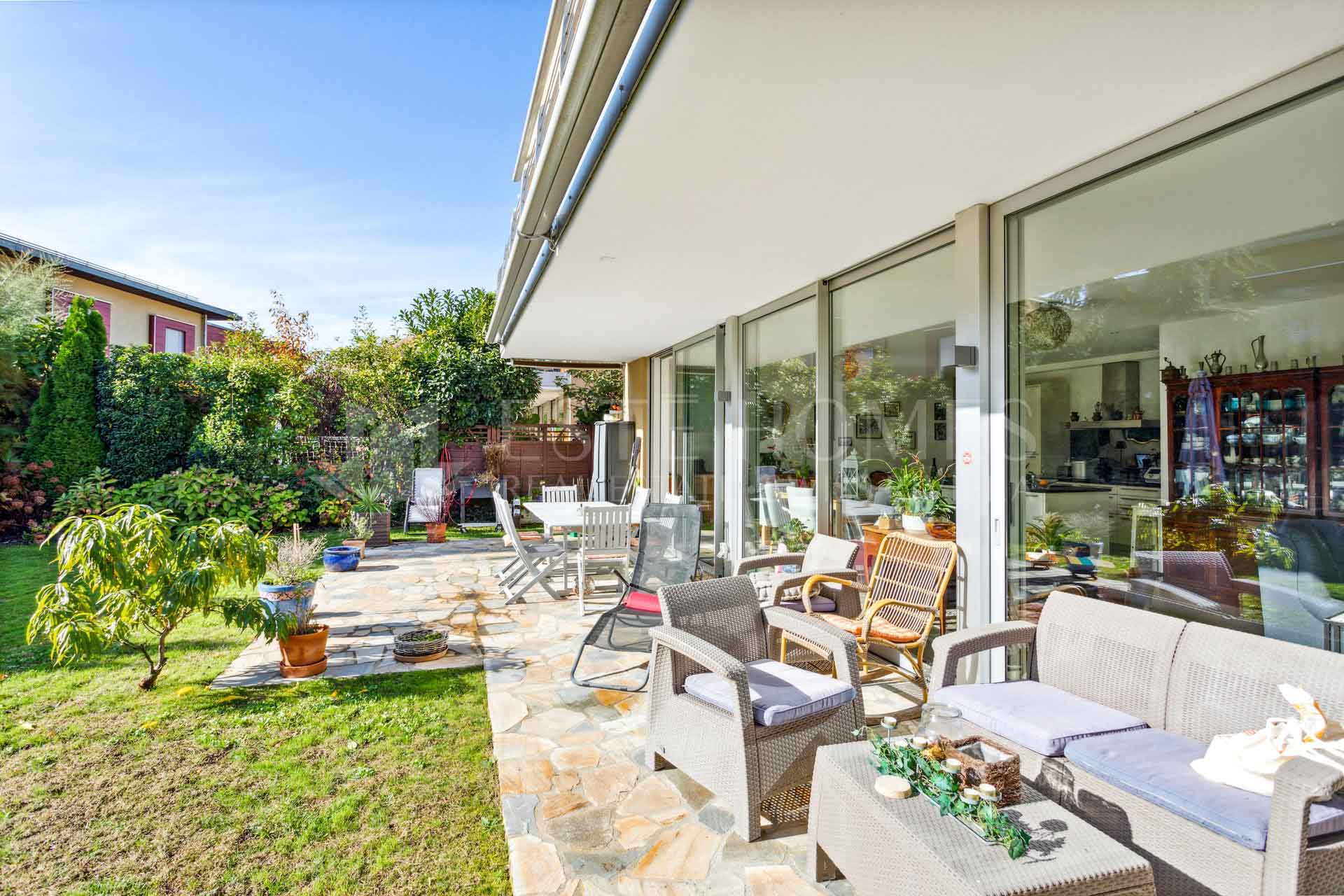 Garten-Terrasse mit Sitzgruppe