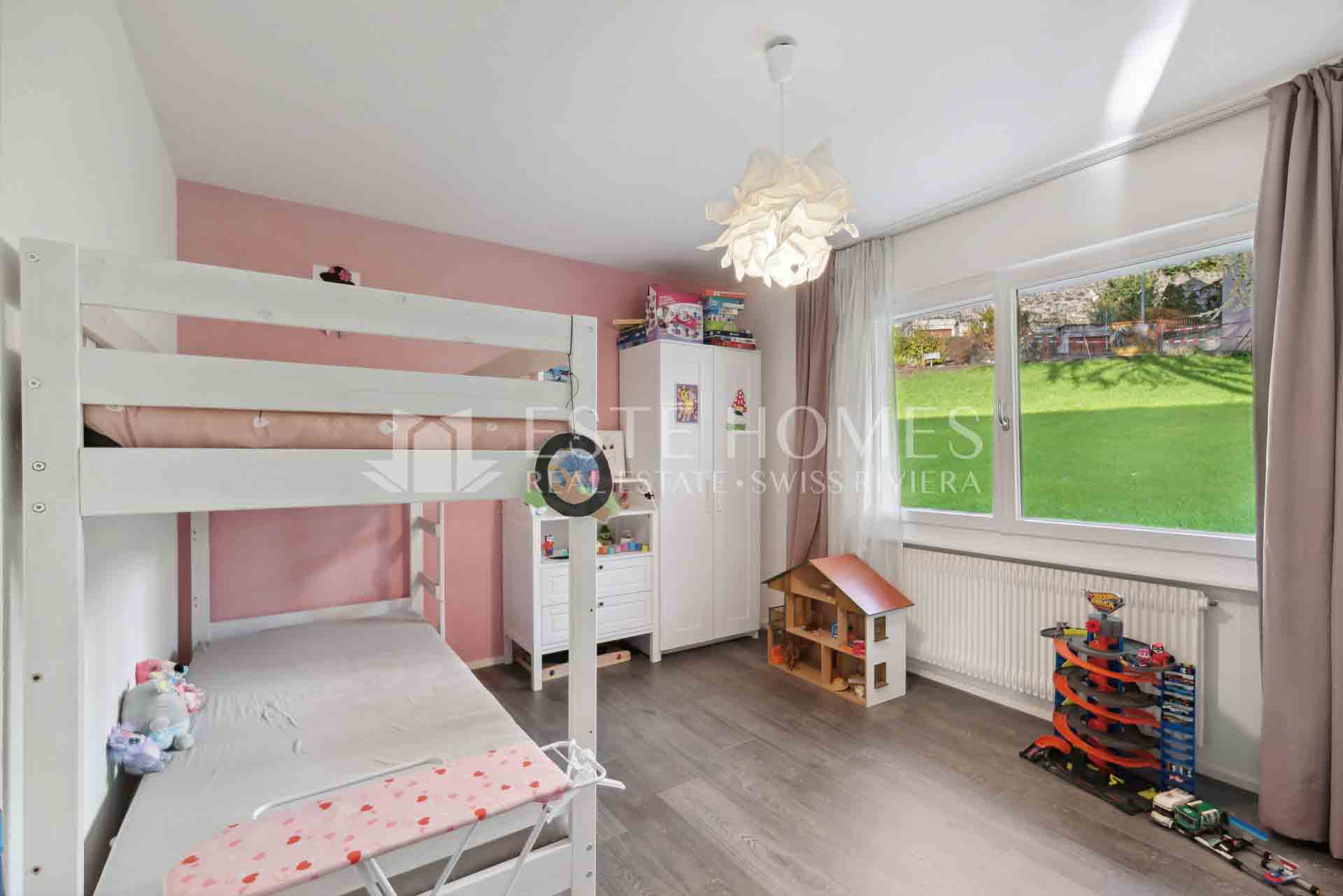 Kinderzimmer mit Hochbett und Gartenblick