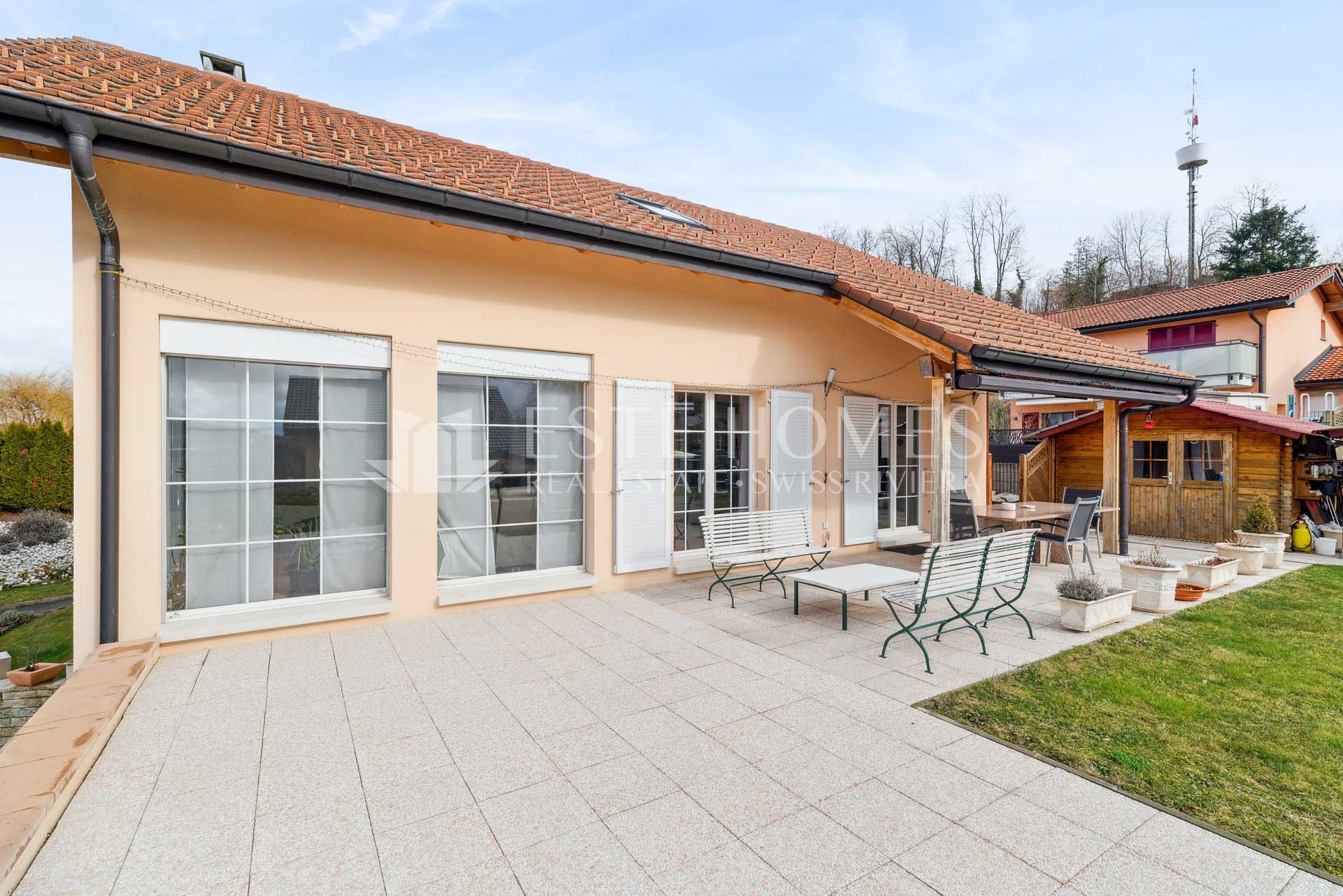 Terrasse und Garten mit Einfamilienhaus