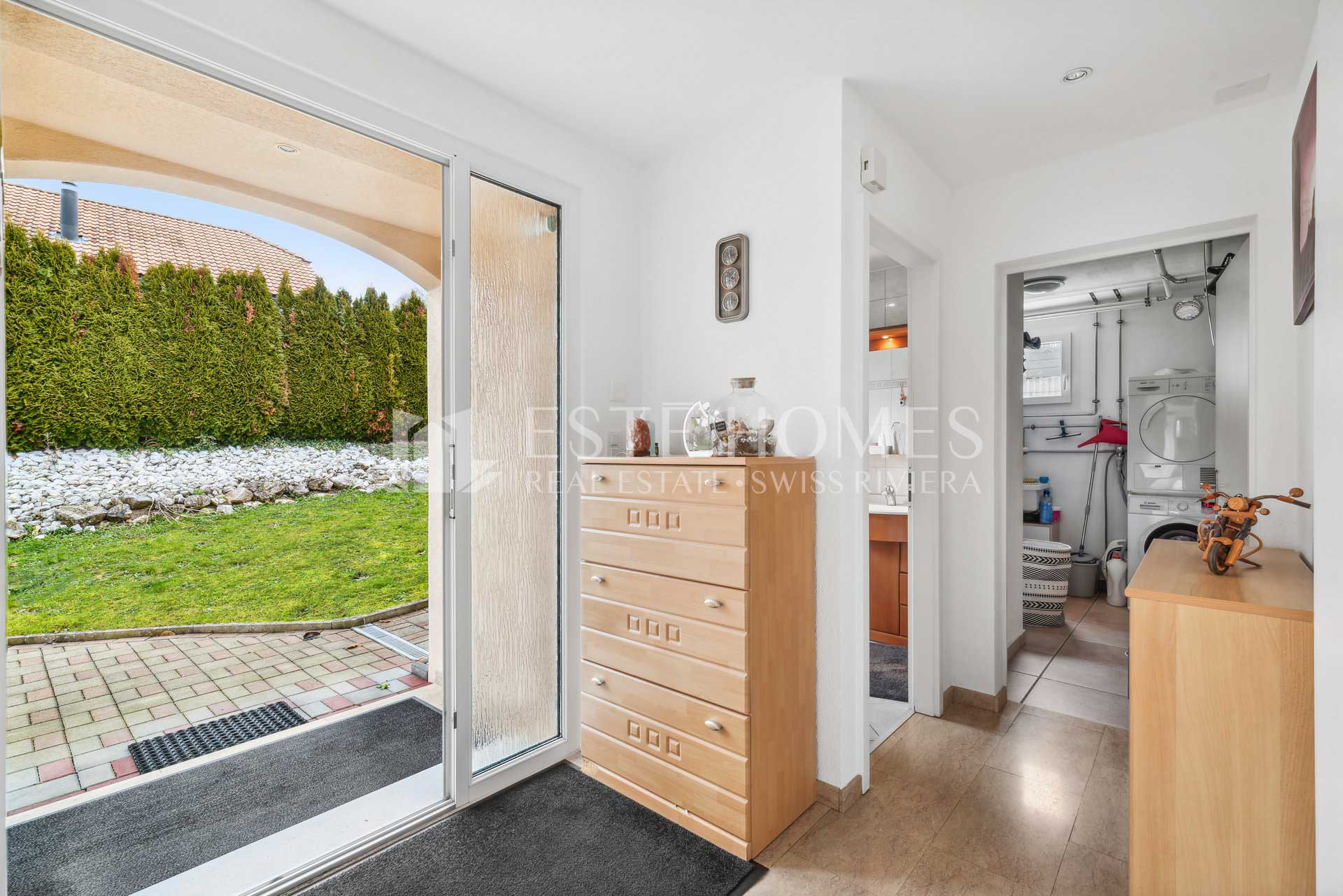 Eingangsbereich mit Blick in den Garten und Hauswirtschaftsraum