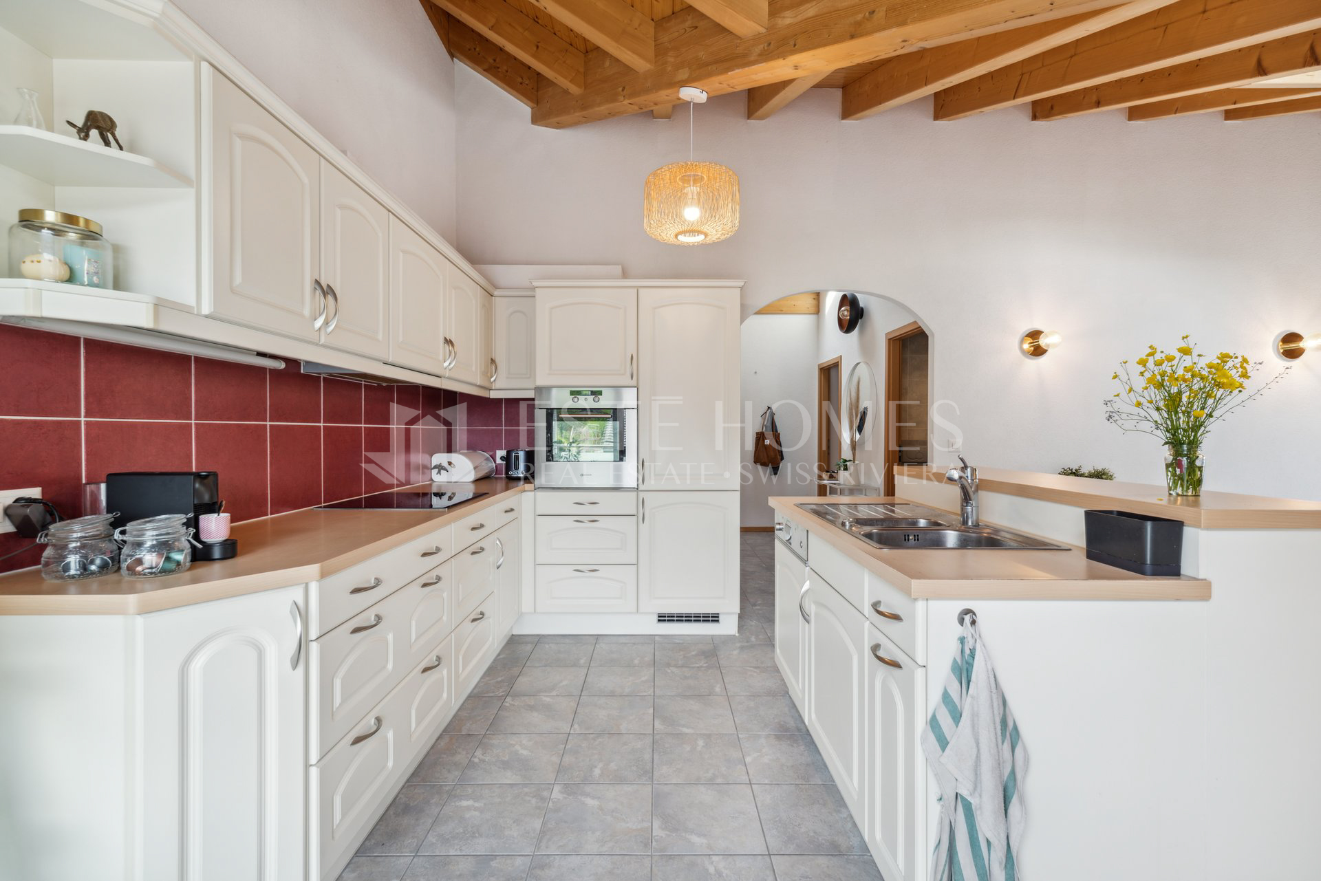 Helle Landhausküche mit sichtbaren Holzbalken