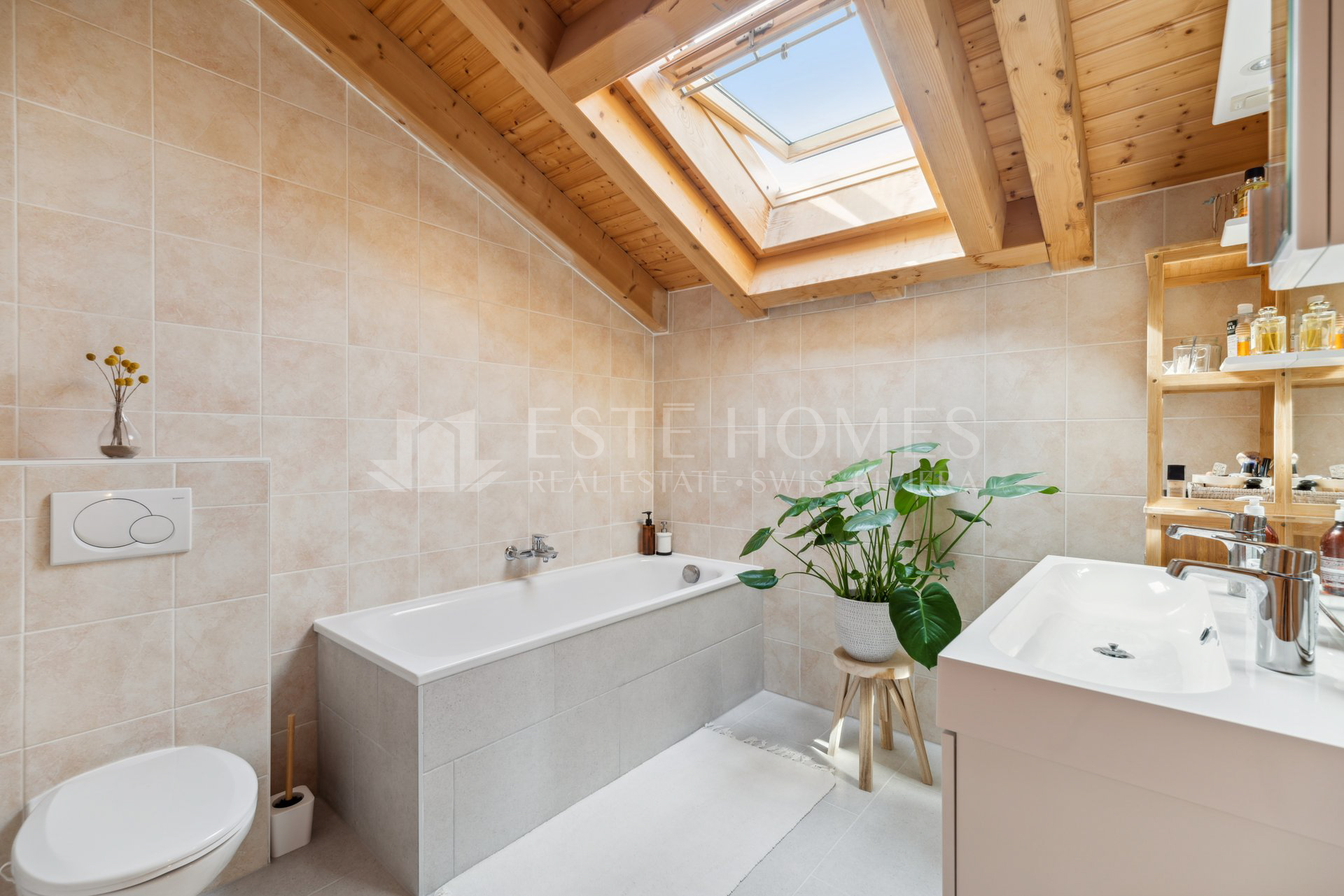 Helles Badezimmer mit Dachfenster