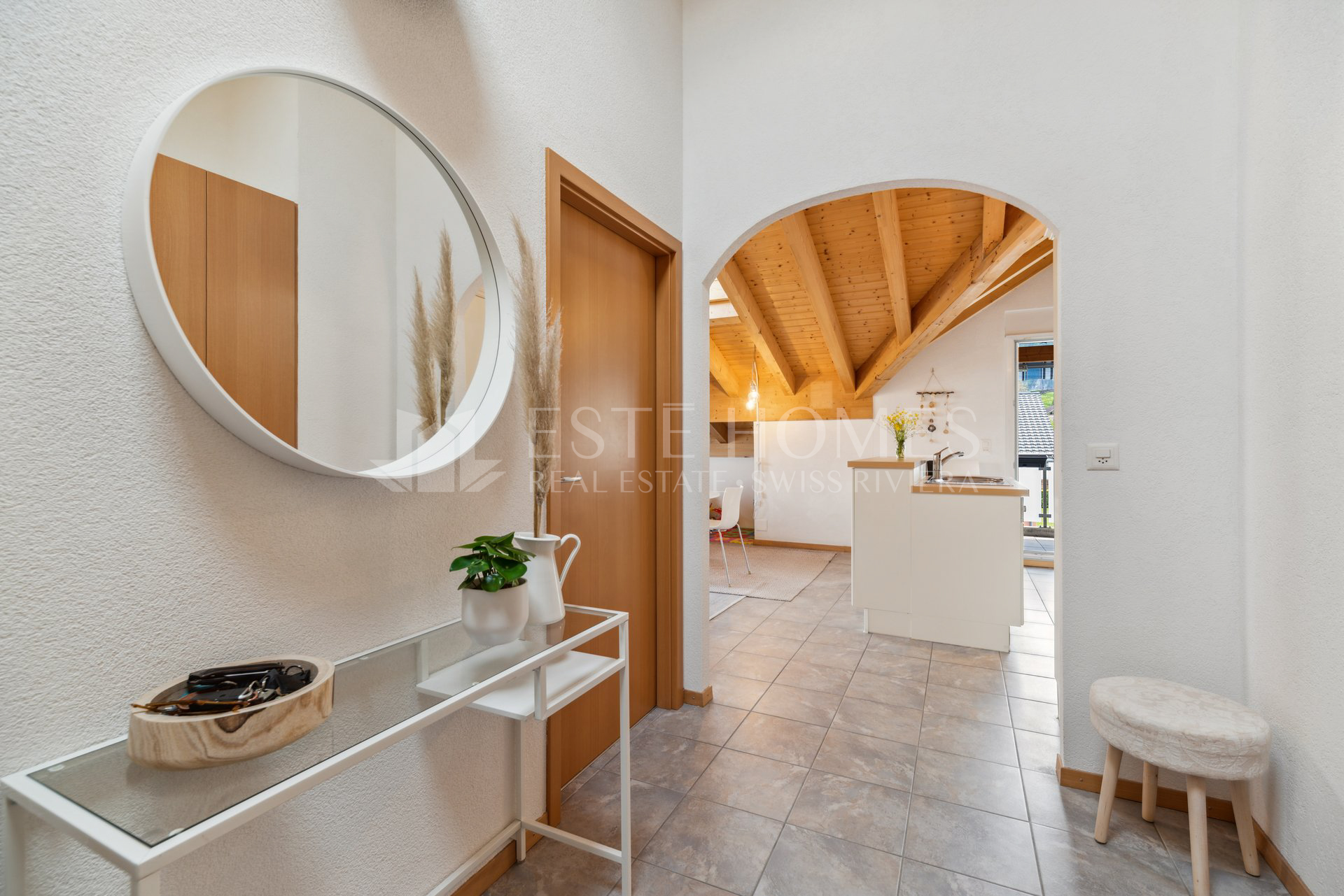Heller Eingangsbereich mit Blick in einen offenen Wohnraum