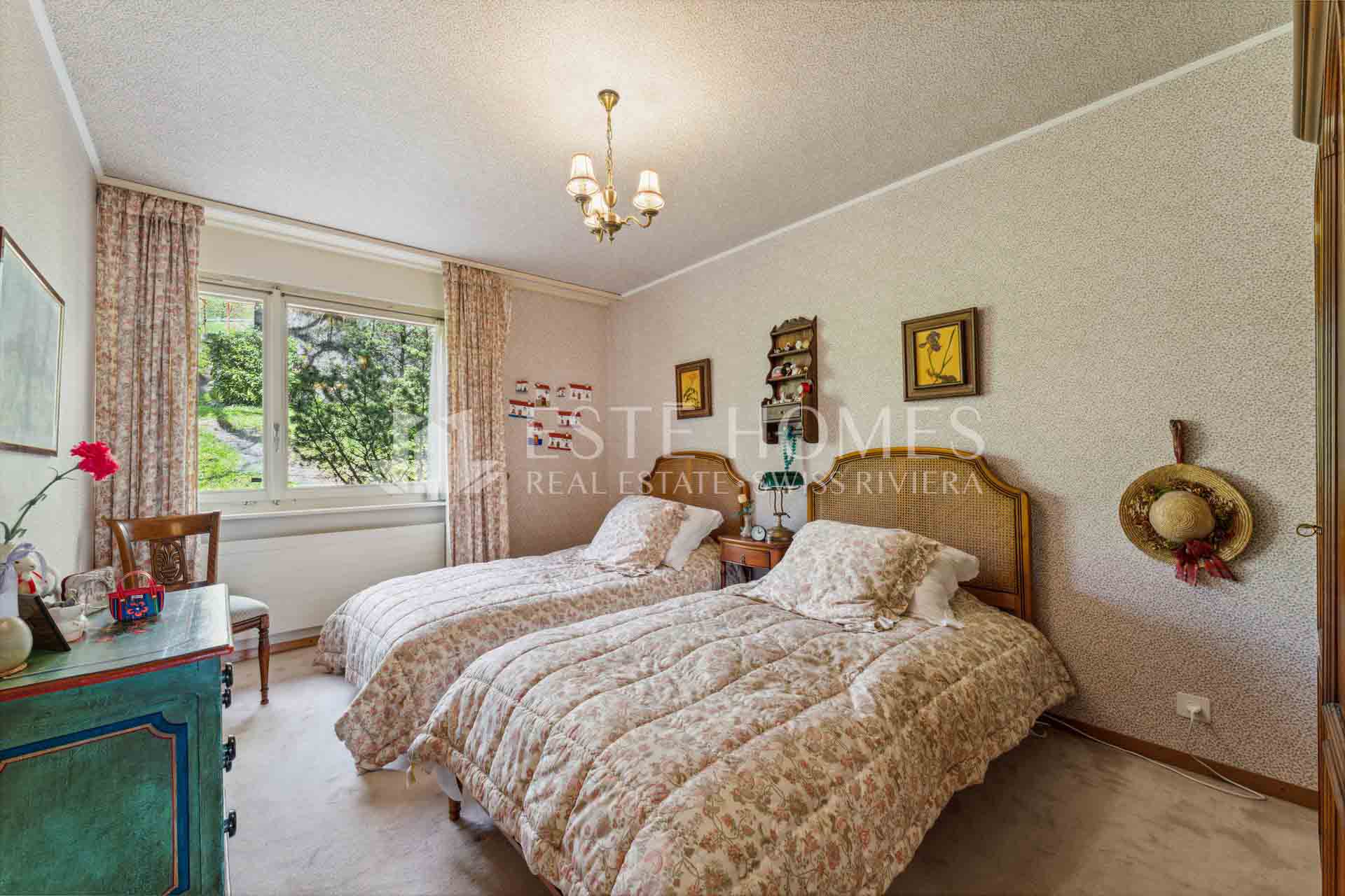 Schlafzimmer mit zwei Einzelbetten