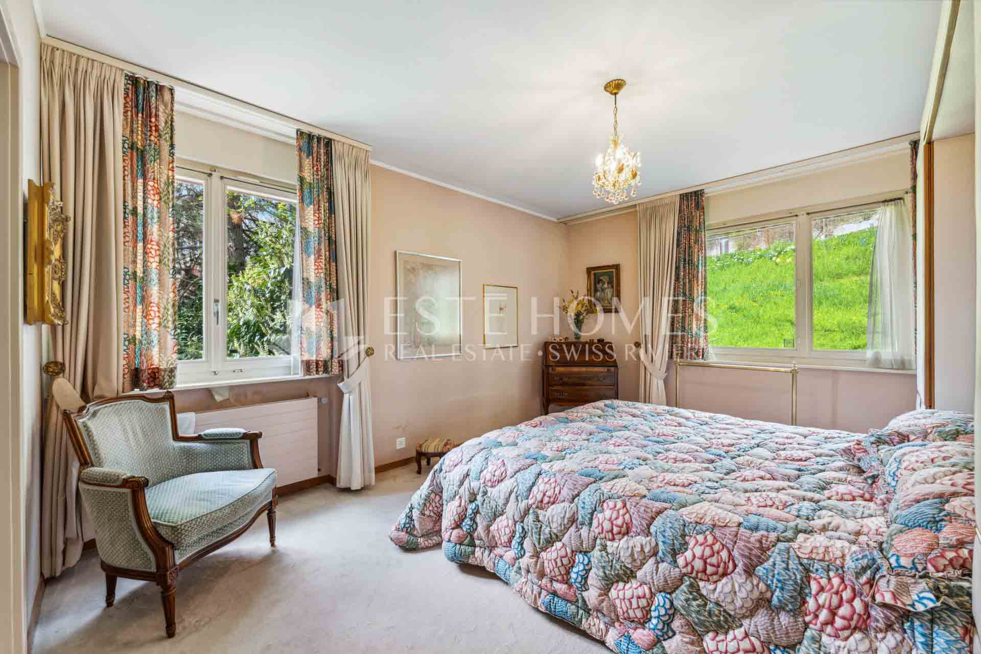 Klassisches Schlafzimmer mit großer Fensterfront