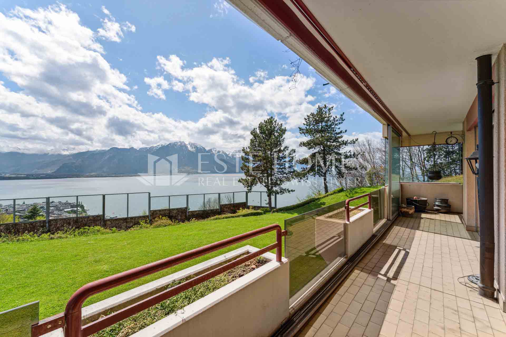 Balkon mit Seeblick und Bergpanorama