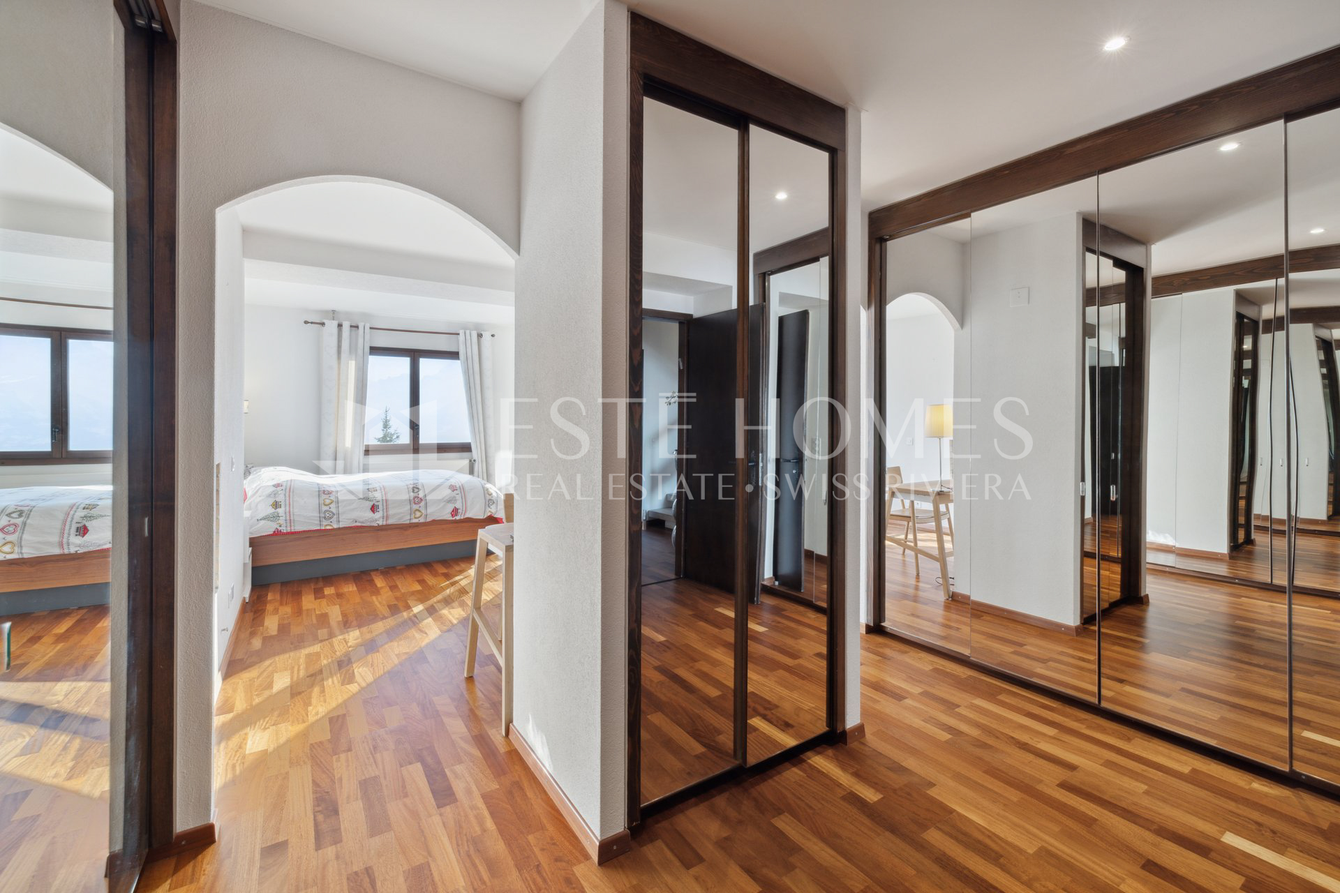 Helles Schlafzimmer mit begehbarem Kleiderschrank